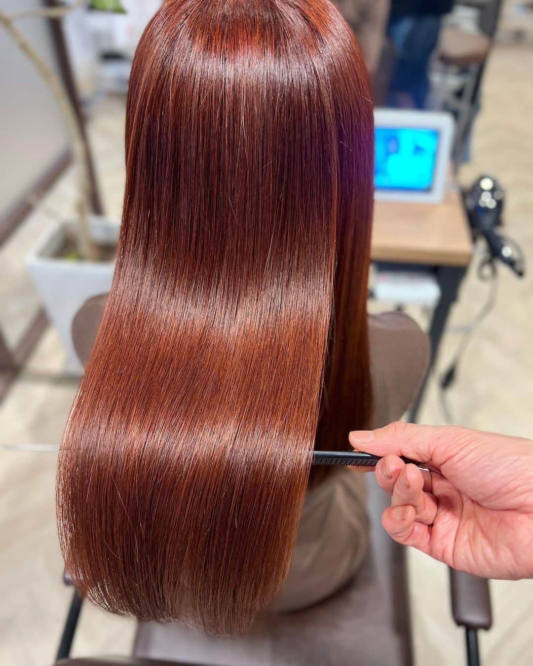 おりささんのインスタグラム写真 - (おりさInstagram)「💇‍♂️BOTANIUM by RrSALON 【ボタニウム バイ アールサロン】    バーレスクTS出演前に いつもお世話になってる 名古屋の矢場町の @botanium_rrsalon へ✨  今回も サラサラツヤツヤになったし 髪質も通うたびに どんどん良くなって 髪の悩み無くなったの🥺❤️👏  カラー剤にも髪に良い成分が たくさん入ってて 染めても全然傷まない！😳  おりさの髪をいつも綺麗にしてくれる 滝島さん( @akira_takishima ) いつもありがとうございます✨  BOTANIUM by RrSALONオススメです🙆‍♂️  ホームケアもGET💛  Rr  SALON  Shampoo＆ MASK mini  旅にぴったりな可愛いミニサイズ😍  髪質改善のノウハウを活かした 自宅でもトリートメントをしたかのような ツヤと手触りが実感できる デイリーシャンプー&マスク✨  使うの楽しみ💛💛💛  ♦♦♦♦♦♦♦♦♦♦♦♦♦♦♦♦♦♦♦♦♦♦♦♦♦  #nagoya#hair#hairstyle#botaniumbyrrsalon#rrsalon#botanium#トリートメント #名古屋#名古屋美容室#矢場町#トリートメント #ヘアケア #美容 #髪質改善 #ボタニウム #ボタニウムバイアールサロン#オレンジヘア#髪型#ストレートヘア#ヘアスタイル#サロンモデル#ロングヘア#水着#水着コーデ#ビキニ#沖縄#沖縄旅行#沖縄移住#タビジョ#女子旅#バーレスクTS」10月20日 18時43分 - orisa_0510
