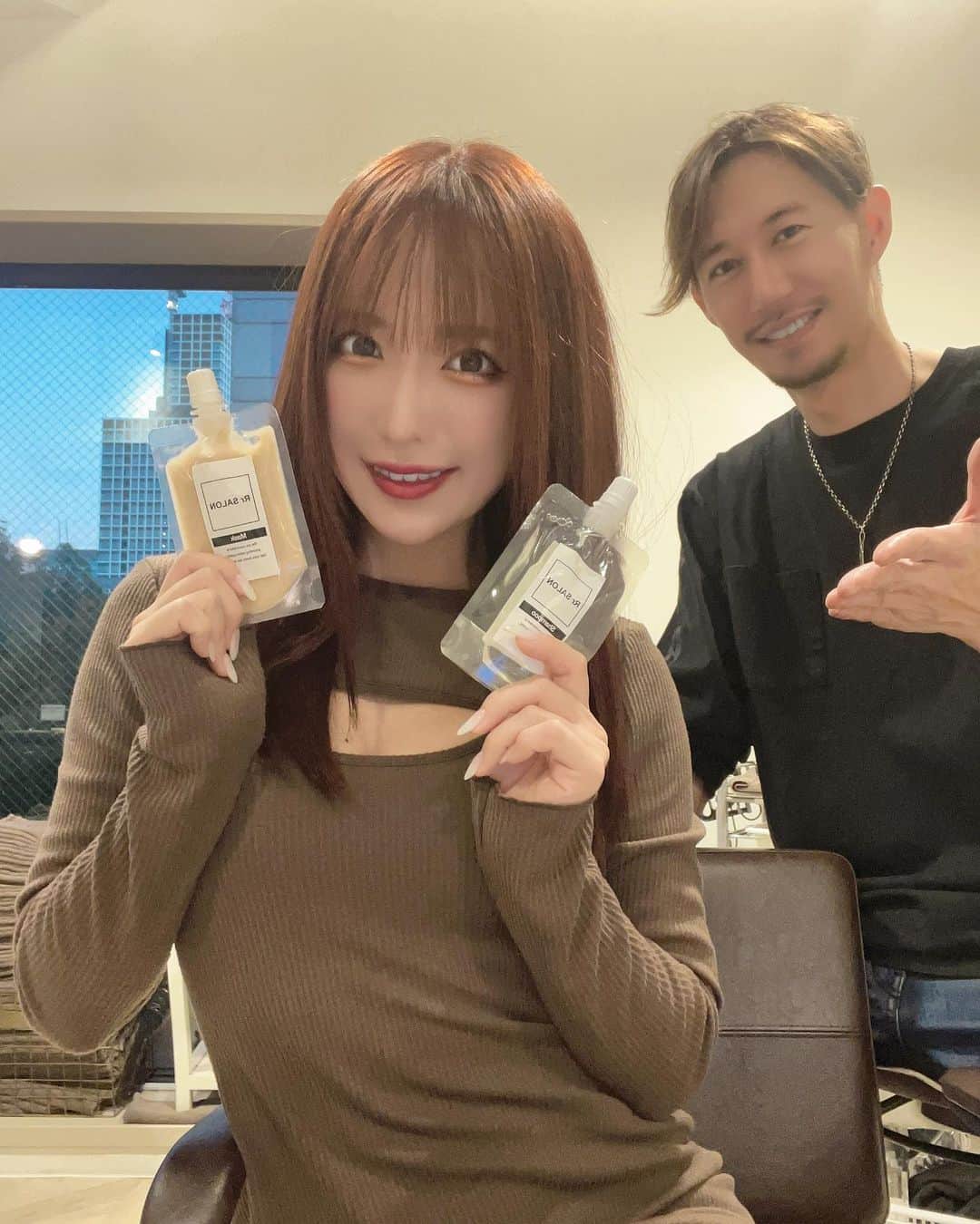 おりささんのインスタグラム写真 - (おりさInstagram)「💇‍♂️BOTANIUM by RrSALON 【ボタニウム バイ アールサロン】    バーレスクTS出演前に いつもお世話になってる 名古屋の矢場町の @botanium_rrsalon へ✨  今回も サラサラツヤツヤになったし 髪質も通うたびに どんどん良くなって 髪の悩み無くなったの🥺❤️👏  カラー剤にも髪に良い成分が たくさん入ってて 染めても全然傷まない！😳  おりさの髪をいつも綺麗にしてくれる 滝島さん( @akira_takishima ) いつもありがとうございます✨  BOTANIUM by RrSALONオススメです🙆‍♂️  ホームケアもGET💛  Rr  SALON  Shampoo＆ MASK mini  旅にぴったりな可愛いミニサイズ😍  髪質改善のノウハウを活かした 自宅でもトリートメントをしたかのような ツヤと手触りが実感できる デイリーシャンプー&マスク✨  使うの楽しみ💛💛💛  ♦♦♦♦♦♦♦♦♦♦♦♦♦♦♦♦♦♦♦♦♦♦♦♦♦  #nagoya#hair#hairstyle#botaniumbyrrsalon#rrsalon#botanium#トリートメント #名古屋#名古屋美容室#矢場町#トリートメント #ヘアケア #美容 #髪質改善 #ボタニウム #ボタニウムバイアールサロン#オレンジヘア#髪型#ストレートヘア#ヘアスタイル#サロンモデル#ロングヘア#水着#水着コーデ#ビキニ#沖縄#沖縄旅行#沖縄移住#タビジョ#女子旅#バーレスクTS」10月20日 18時43分 - orisa_0510