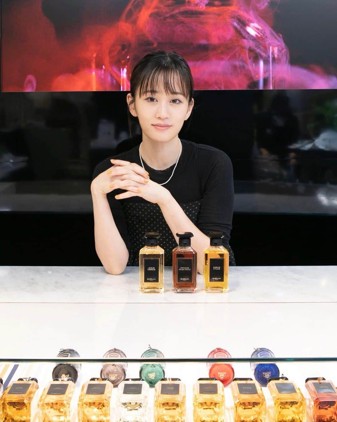 前田敦子さんのインスタグラム写真 - (前田敦子Instagram)「.   GUERLAIN L’ART & LA MATIÈRE  10/24まで伊勢丹新宿店で開催中の 年に一度の香りの祭典「サロン ド パルファン」  ゲランの最高級フレグランス〈ラール エ ラ マティエール〉の世界や、日本が誇る伝統工芸 西陣織のスペシャルギフト、京くみひもによる期間限定パーソナライゼーションサービスなど、このイベントならではのフレグランス体験ができます。  私はアンブラン ディランが一番のお気に入りです。 イランイランを甘く爽やかコードやキャッププレートや刻印もしてきました。 自分の本当に好みの香りから診断していただいたのでドンピシャな香りに出会えました🍯🐝   生涯の香りに出会えるかもしれませんよ🤍  #ゲラン #ラールエラマティエール #サロンドパルファン」10月20日 18時57分 - atsuko_maeda_official