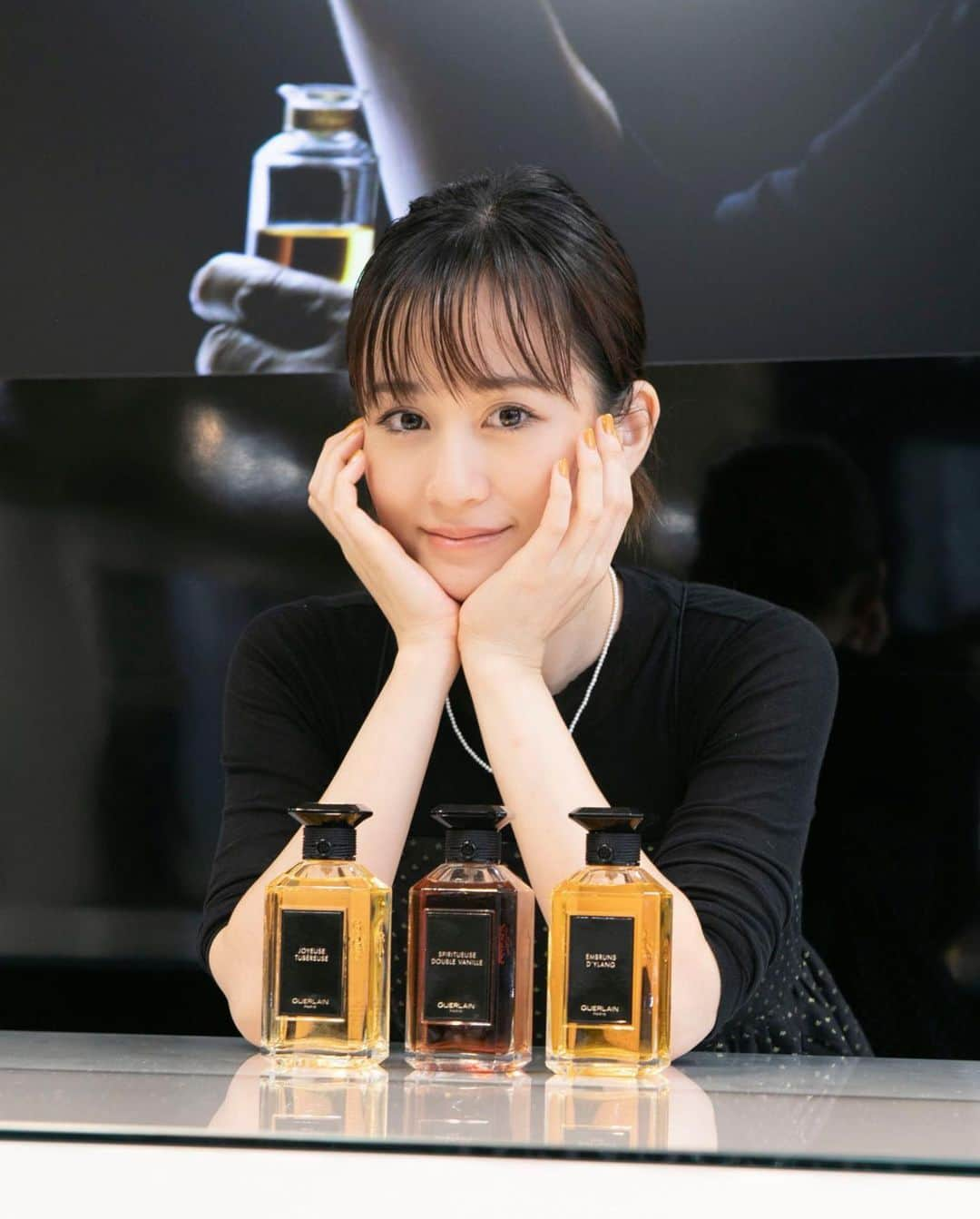 前田敦子さんのインスタグラム写真 - (前田敦子Instagram)「.   GUERLAIN L’ART & LA MATIÈRE  10/24まで伊勢丹新宿店で開催中の 年に一度の香りの祭典「サロン ド パルファン」  ゲランの最高級フレグランス〈ラール エ ラ マティエール〉の世界や、日本が誇る伝統工芸 西陣織のスペシャルギフト、京くみひもによる期間限定パーソナライゼーションサービスなど、このイベントならではのフレグランス体験ができます。  私はアンブラン ディランが一番のお気に入りです。 イランイランを甘く爽やかコードやキャッププレートや刻印もしてきました。 自分の本当に好みの香りから診断していただいたのでドンピシャな香りに出会えました🍯🐝   生涯の香りに出会えるかもしれませんよ🤍  #ゲラン #ラールエラマティエール #サロンドパルファン」10月20日 18時57分 - atsuko_maeda_official