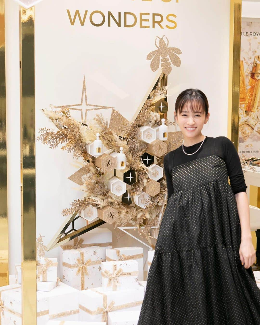 前田敦子さんのインスタグラム写真 - (前田敦子Instagram)「.   GUERLAIN L’ART & LA MATIÈRE  10/24まで伊勢丹新宿店で開催中の 年に一度の香りの祭典「サロン ド パルファン」  ゲランの最高級フレグランス〈ラール エ ラ マティエール〉の世界や、日本が誇る伝統工芸 西陣織のスペシャルギフト、京くみひもによる期間限定パーソナライゼーションサービスなど、このイベントならではのフレグランス体験ができます。  私はアンブラン ディランが一番のお気に入りです。 イランイランを甘く爽やかコードやキャッププレートや刻印もしてきました。 自分の本当に好みの香りから診断していただいたのでドンピシャな香りに出会えました🍯🐝   生涯の香りに出会えるかもしれませんよ🤍  #ゲラン #ラールエラマティエール #サロンドパルファン」10月20日 18時57分 - atsuko_maeda_official