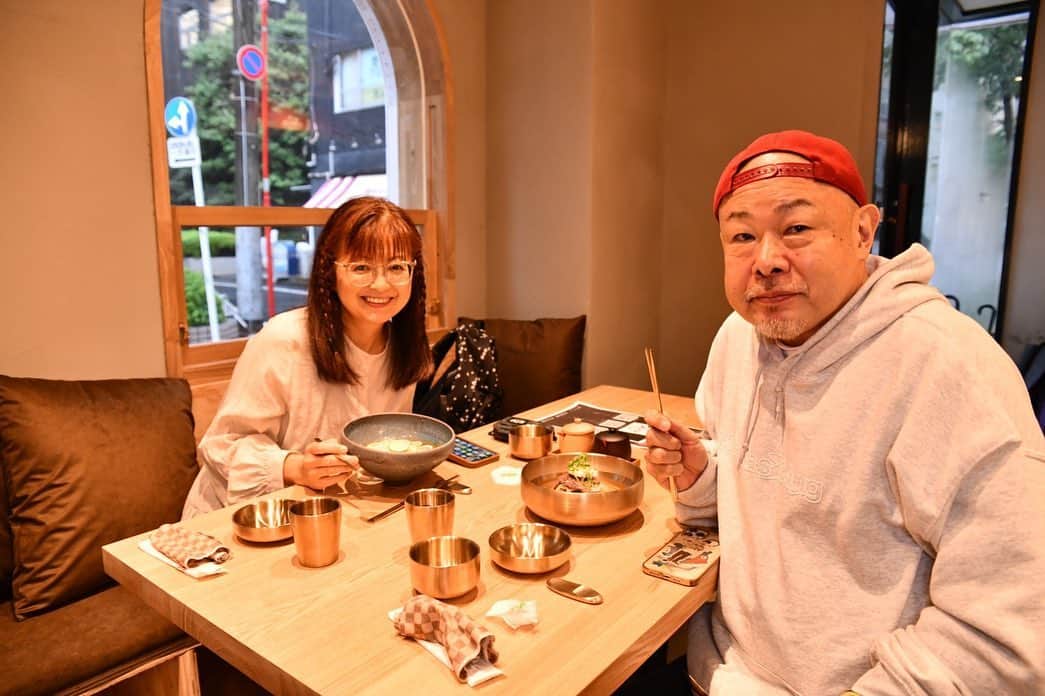 あいみさんのインスタグラム写真 - (あいみInstagram)「㊗️🇰🇷アジョシ虎ノ門🐯オープン  京都で大人気の京都冷麺とむし豚のお店［アジョシ虎ノ門］ @ajoshi.toranomon レセプションパーティーの広報を担当させていただきました❣️  大雨の中、レセプションパーティーに足を運んでくださったゲストの皆様🙌🏻✨ 会場を美味しい嬉しいのお声で盛り上げて頂きありがとうございました😊  たくさんのゲストの皆さんにアジョシのお食事をお喜びいただけて感無量です🥹  📸 @enishi_photo33   アジョシ虎ノ門🐯ランチ営業開始しております🤍  アジョシ自慢の『京都冷麺』は焼肉のサイドメニューを逸脱したこだわりの逸品✨  冷麺が年中食べれるもの、あえて冬に食べるもの、一年中主役であることをアジョシが証明します☺️✨  是非ご賞味ください🙌🏻  ㊗️夜営業開始🌉 🎊グランドオープンは10月26日（水）より✨🎊  🐯アジョシ虎ノ門🇰🇷  〒105-0003 東京都港区西新橋2丁目13-16町田ビル1階  TEL 03-6206-6596  アジョシ 虎ノ門（位置情報） https://maps.app.goo.gl/QubbZme4AVq8eKj89?g_st=il  ▶︎メディア情報  ・ホームページ https://ajoshi-kyoto.jp/   ・YouTube https://youtube.com/channel/UCRAgNqpXoCZEi-t_qMgp_0A  ・アジョシ虎ノ門Instagram （@ajoshi.toranomon ） https://instagram.com/ajoshi.toranomon  ・アジョシ総合Instagram （@ajoshi.happy ） https://instagram.com/ajoshi.happy  ・アジョシ総合 Twitter （@ajoshi_remen ） https://twitter.com/ajoshi_remen  #アジョシ #京都冷麺 #年中冷麺　  #レセプションパーティー #試食会 #韓国料理 #虎ノ門ランチ #新橋ランチ #韓国料理ランチ #虎ノ門韓国料理 #新橋韓国料理 #冷麺 #虎ノ門グルメ #新橋グルメ」10月20日 21時01分 - aimi_feti