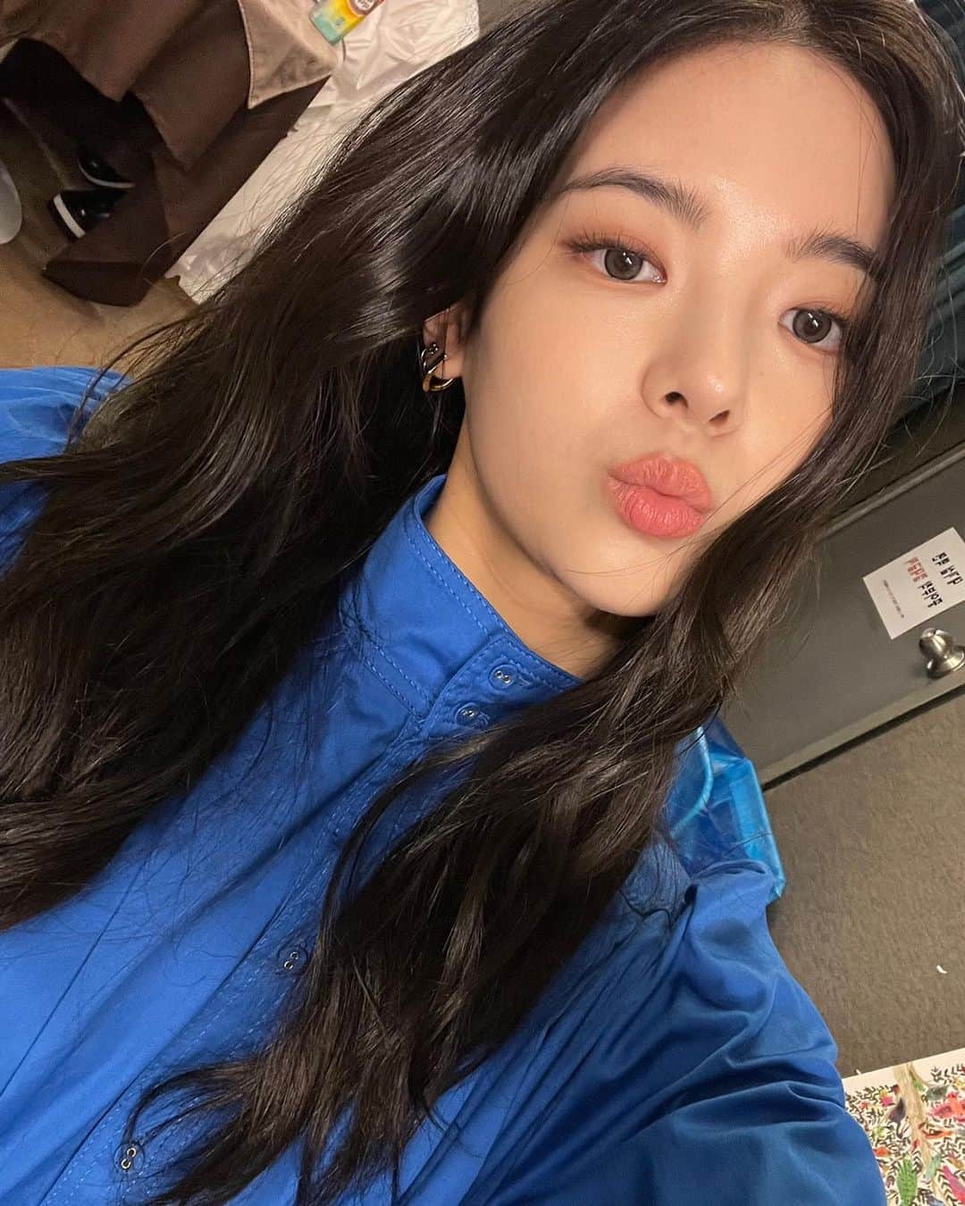 ITZYさんのインスタグラム写真 - (ITZYInstagram)「내가 좋아하는 Charles & Keith , 내가 좋아하는 파랑색💙」10月20日 21時41分 - itzy.all.in.us