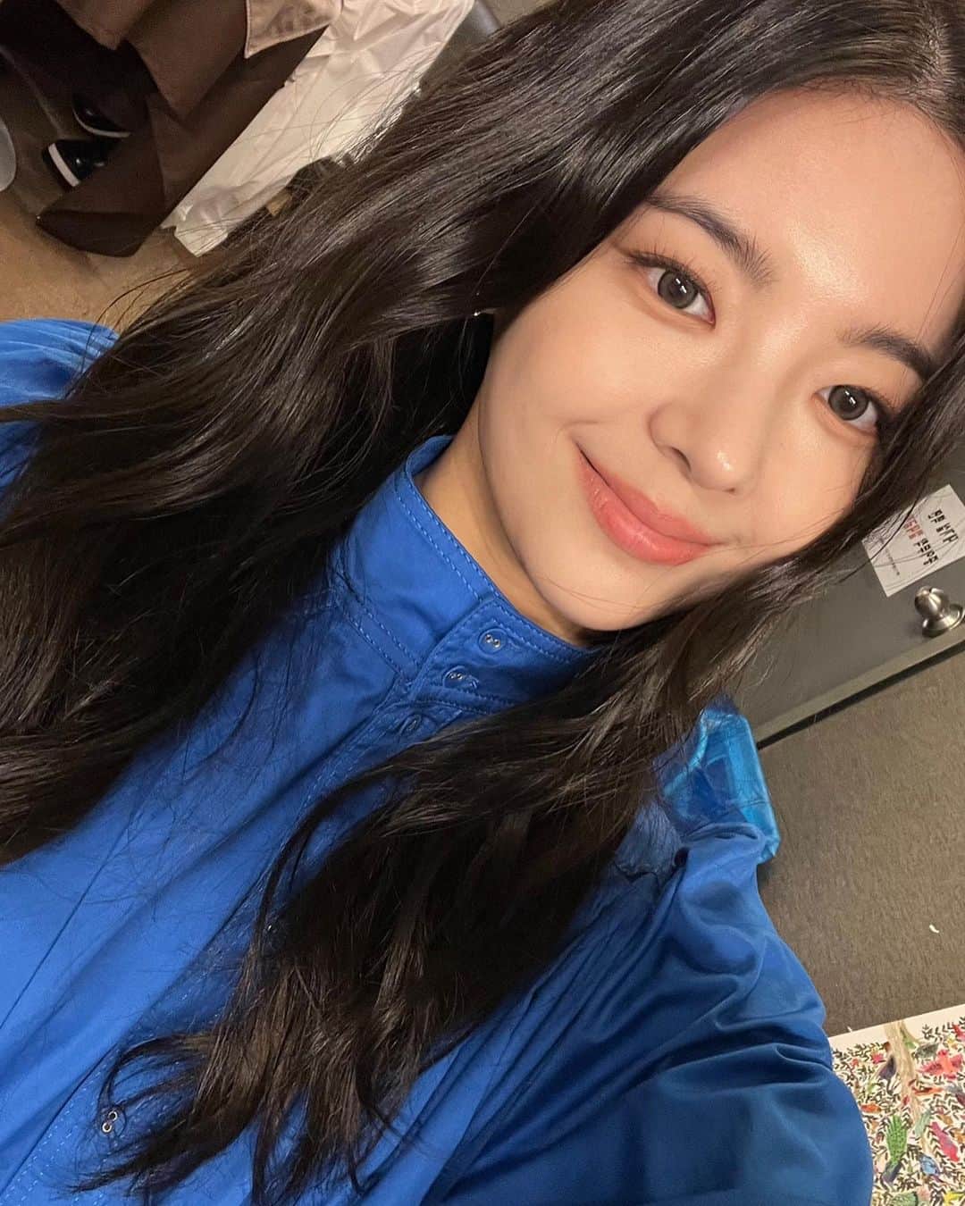 ITZYさんのインスタグラム写真 - (ITZYInstagram)「내가 좋아하는 Charles & Keith , 내가 좋아하는 파랑색💙」10月20日 21時41分 - itzy.all.in.us