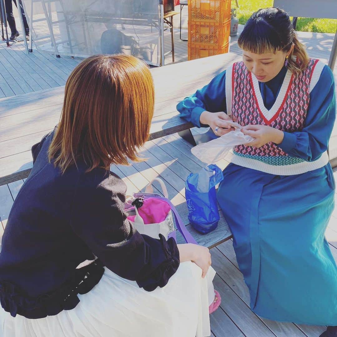 丸山桂里奈さんのインスタグラム写真 - (丸山桂里奈Instagram)「こんばんわ。 なんだかんだで今になりました。 今日は静岡、なでスタでした〜 最新の家電から、キッチンカーと盛りだくさんでした😌 そして、朝は品川からの新幹線が遅れてて大幅にロケのはじまりが遅くなりましたが、なんとか無事に終わりました。 今日は寒かったり、太陽の日差しも強く、体力を根こそぎ奪われましたがロケがすごく楽しかったです😌静岡に行くと静岡の空気だったり、人々に癒されてパワーになります。今日もありがとうございました😍 そして今日は夜から楽しみにしていた予定がありましたが、体調を考えてスケジュール変更になりました🥲 体調戻りつつもやはり自分のペースが乱れるとまた体調を崩してしまうかもしれないので、時間がある時はとにかく体を休めて眠れる時は眠りたいなと思います。 今日はロケの合間に、永見さんが来てくれて差し入れをくれました。同級生の永見ちゃんといると、安心します😌 次はゆっくり話したいなぁ。　　 明日も素敵な一日になりますように。  #静岡 #なでスタ #ロケ #盛りだくさん　 #今日も素敵な時間でした #また明日からも頑張りましょう #いい意味で #インスタバエ」10月20日 23時48分 - karinamaruyama