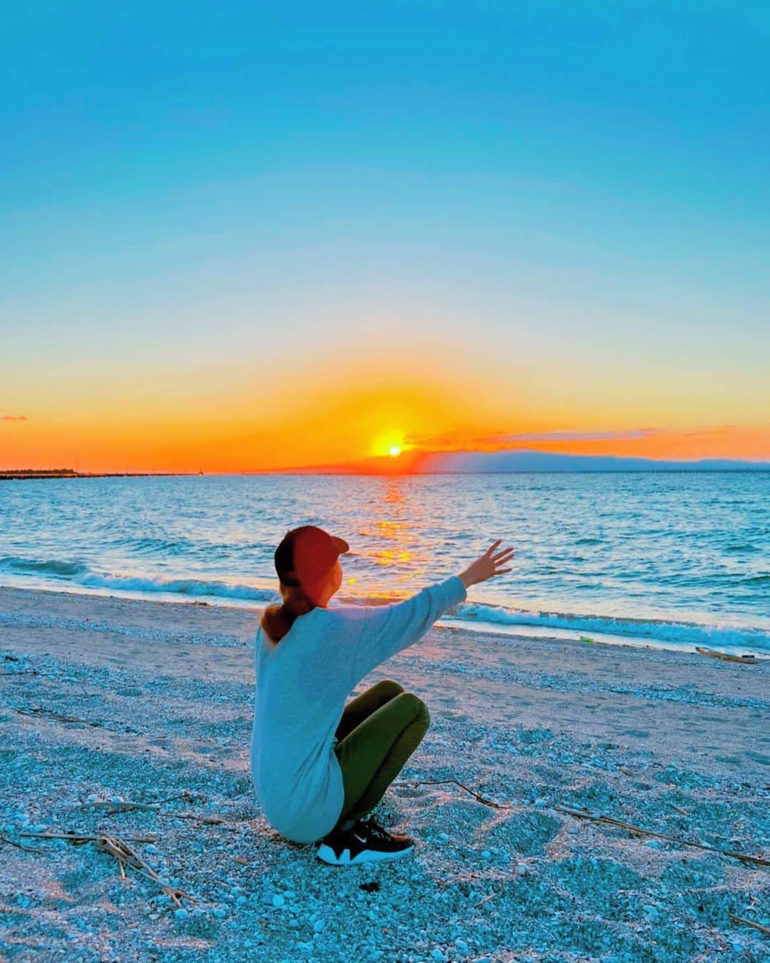 あびる優さんのインスタグラム写真 - (あびる優Instagram)「とても力強い立派な夕陽だったので、 皆さまにもお裾分け😌🥰☀️  #sunset#ocean#sea#beautiful#nature#夕日#夕陽#サンセット#海#美しい#☀️#✨#🌊#🏝」10月21日 2時03分 - yuabiru74