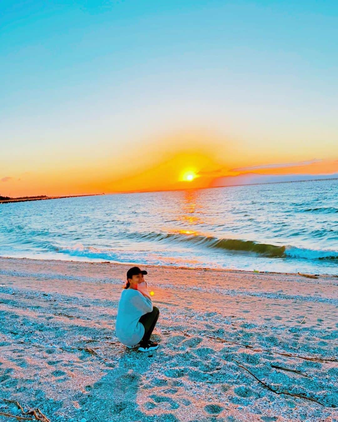 あびる優さんのインスタグラム写真 - (あびる優Instagram)「とても力強い立派な夕陽だったので、 皆さまにもお裾分け😌🥰☀️  #sunset#ocean#sea#beautiful#nature#夕日#夕陽#サンセット#海#美しい#☀️#✨#🌊#🏝」10月21日 2時03分 - yuabiru74