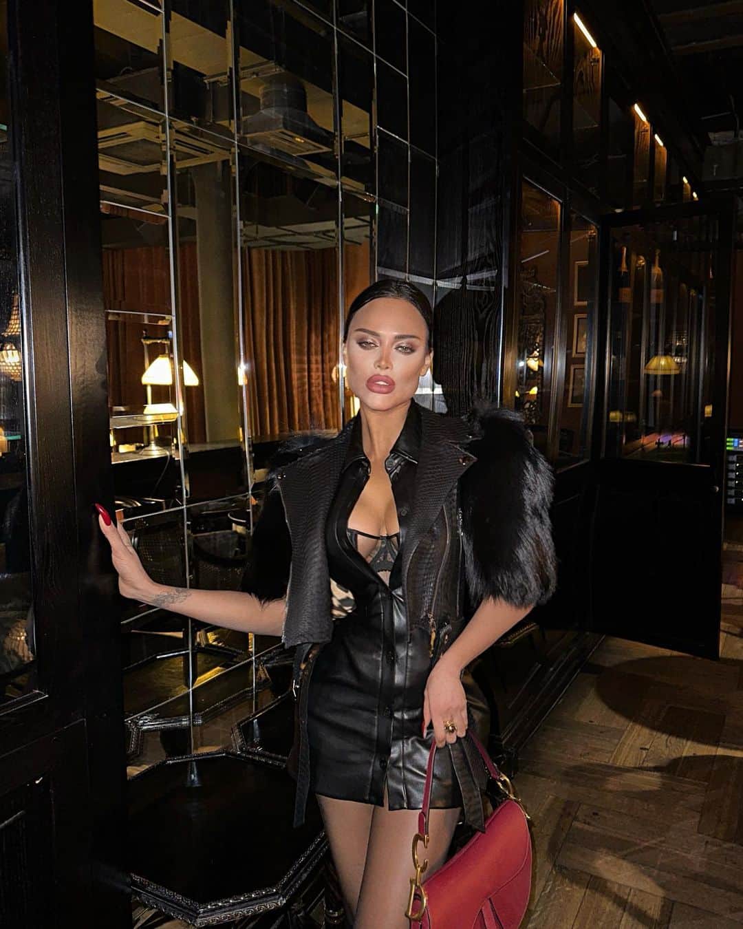 Nita Kuzminaさんのインスタグラム写真 - (Nita KuzminaInstagram)「То, как ты относишься к себе, так и будут относиться к тебе окружающие люди и мир в целом!   • Если ты не любишь сам себя, если ты всячески выискиваешь в себе недостатки, думаешь, что с тобой что-то не так и сравниваешь себя с другими, то как ты хочешь, чтобы люди замечали тебя, считали особенным, любили и уважали!? Ты для них будешь «пустым местом».   • Если ты считаешь себя недостойным счастья человеком, ты будешь несчастным. Вселенная сама притянет тебе эти несчастья, раз ты такого мнения о себе.   • Если ты думаешь, что не заслуживаешь или не дорос до больших денег, то эти большие деньги к тебе никогда не придут! Деньги будут приходить к тебе в минимальном количестве, только на то, чтобы чисто выжить, либо ещё меньше.   • Если ты обладаешь в мыслях большой мечтой, но боишься рисковать, чтобы хоть как-то начать ее осуществлять, то забудь о ней сразу, ведь сбыться этой мечте не суждено. Удача любит смелых! • Никто ничего тебе не должен в этой жизни!  Качество твоей жизни зависит только от тебя! Начни ценить себя, и Вселенная притянет к тебе все необходимое для того, чтобы ты обрел все о чем мечтаешь!  • Запомни: либо ТЫ ИМЕЕШЬ этот мир, либо этот мир имеет тебя!!! Выбор за тобой! ♠️ _ Кожаное платье: @sodamoda.ru  Косуха: @exoticstudio_python」10月21日 4時48分 - nita_kuzmina