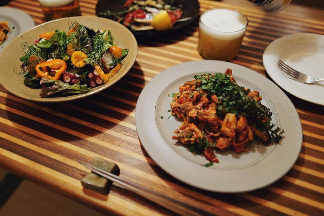 高山都さんのインスタグラム写真 - (高山都Instagram)「買い出し、仕込み、片付け、打ち合わせ…とバタバタだった昨日(今日は自宅で撮影)、晩ごはんまで時間と心がまわらないけど、美味しいもの身体が喜ぶものがいい。 てことで、鯖缶とトマト缶でトマトソースを作ってキノコ色々入れてパスタに🍝麺は @zenb_japan のお豆だから罪悪感もなし。 オーブンか新しくなったから撮影前に試作したイワシのオーブン焼き、タコと葉野菜のシンプルサラダ。 木工に漆が塗られたお皿は @roberto_jun_yuasa  白の取り皿は @ishii_teto_ceramics  フォークは @takemata_yuichi  美味しかった！！ #みやれゴハン」10月21日 9時21分 - miyare38