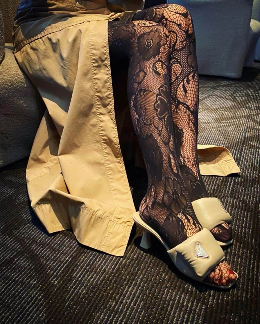 高橋メアリージュンさんのインスタグラム写真 - (高橋メアリージュンInstagram)「Onepiece... @sacaiofficial   Sandals... @prada   Tights... #omero  Styling by my friend @fashion_bba  #seeaustralia」10月21日 16時19分 - maryjuntakahashi