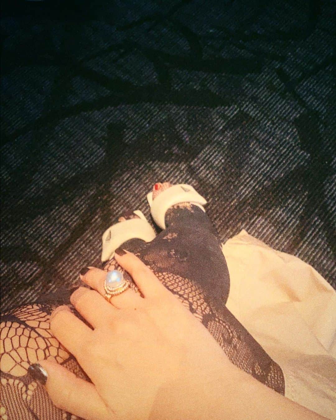 高橋メアリージュンさんのインスタグラム写真 - (高橋メアリージュンInstagram)「Onepiece... @sacaiofficial   Sandals... @prada   Tights... #omero  Styling by my friend @fashion_bba  #seeaustralia」10月21日 16時19分 - maryjuntakahashi