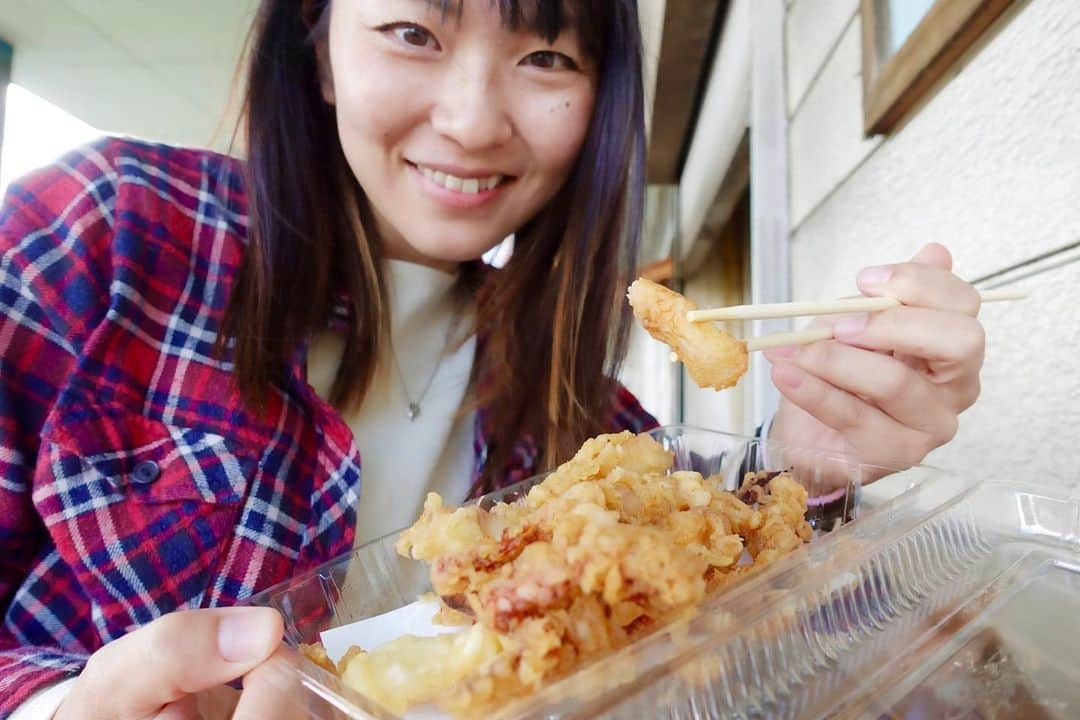 内山ミエさんのインスタグラム写真 - (内山ミエInstagram)「道の駅あらいまでバイクツーリング！  妙高山、あらいの紅葉は来週あたりから見頃かしら( *´艸｀)？  あらいの浜焼きコーナーに柏崎のご当地グルメ売ってた(*´з`)サバサンドwなんか嬉しいw  新潟上越の郷土名物する天！🤣(するめの天ぷら)みなさんわかりますか？？？wwwイカーーーーー♡ サクッサク！久しぶりに食べた、ほんと柔らかい🤤  あとここの日本海鮮魚センター魚浮いてた😂！！！最高w魚さんの行き先は詰まってるみたいですけど🤣笑！魚は楽しいね！  #kawasaki  #z250 #バイク好きと繋がりたい #新潟バイクツーリング #道の駅あらい」10月21日 17時00分 - mieuchiyama