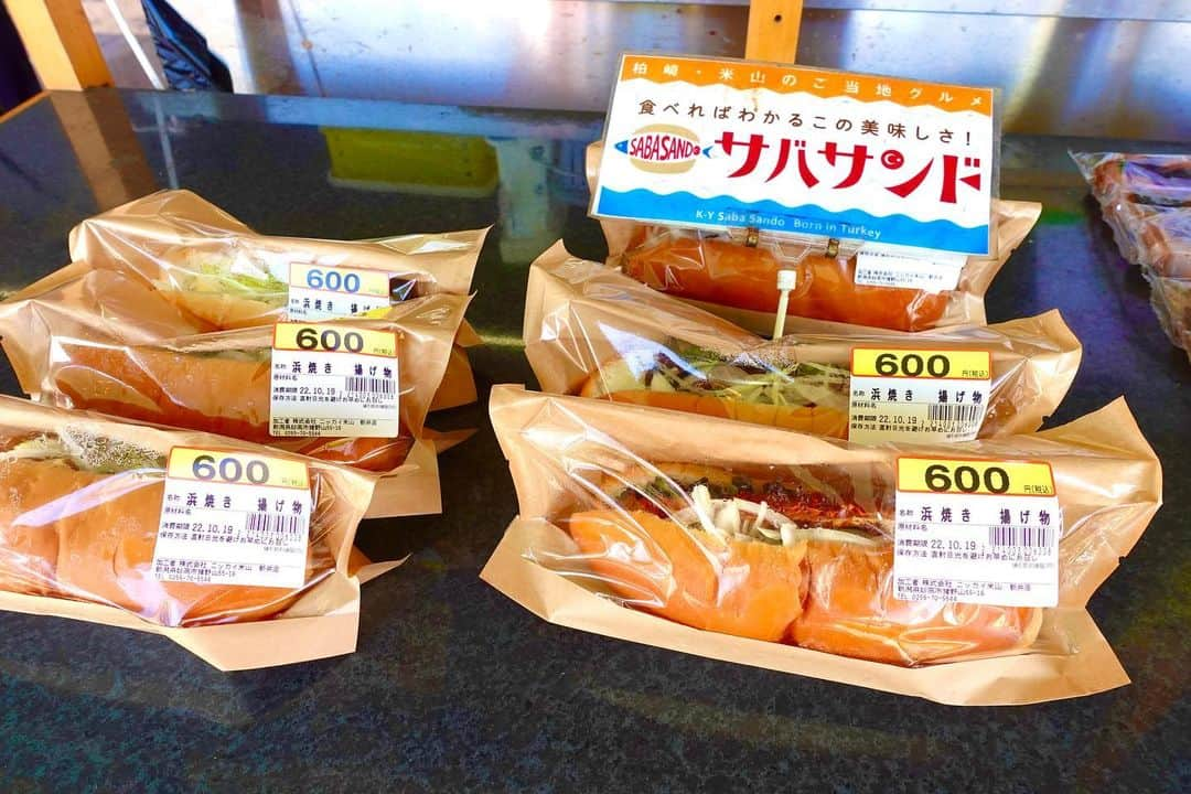 内山ミエさんのインスタグラム写真 - (内山ミエInstagram)「道の駅あらいまでバイクツーリング！  妙高山、あらいの紅葉は来週あたりから見頃かしら( *´艸｀)？  あらいの浜焼きコーナーに柏崎のご当地グルメ売ってた(*´з`)サバサンドwなんか嬉しいw  新潟上越の郷土名物する天！🤣(するめの天ぷら)みなさんわかりますか？？？wwwイカーーーーー♡ サクッサク！久しぶりに食べた、ほんと柔らかい🤤  あとここの日本海鮮魚センター魚浮いてた😂！！！最高w魚さんの行き先は詰まってるみたいですけど🤣笑！魚は楽しいね！  #kawasaki  #z250 #バイク好きと繋がりたい #新潟バイクツーリング #道の駅あらい」10月21日 17時00分 - mieuchiyama