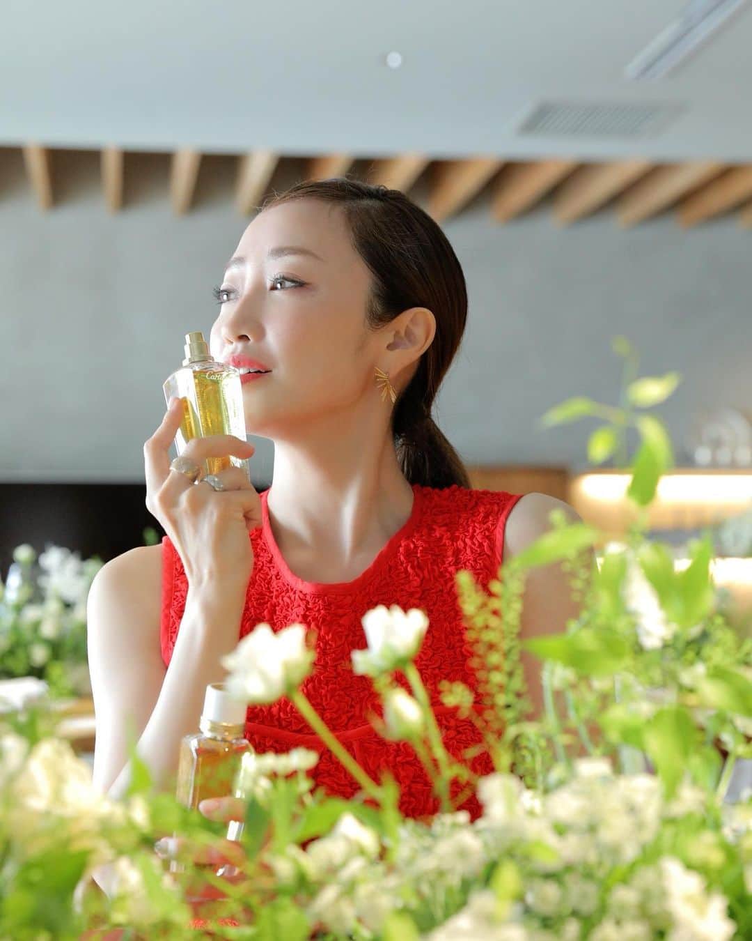 神崎恵さんのインスタグラム写真 - (神崎恵Instagram)「☆ カルティエの香り。 この２つがとても好きです。  LES HEURES VOYAGEUSES FRAGRANCE  OUD＆OUD OUD＆PINK  どちらも深く温もりのある香り。 ぴたりとくる季節になりました。」10月21日 17時40分 - megumi_kanzaki