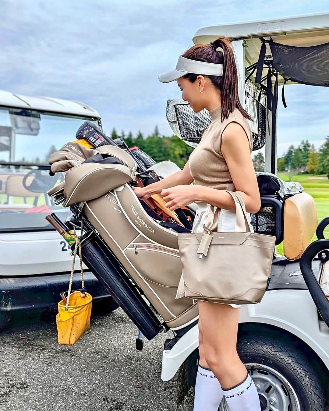 石井里奈さんのインスタグラム写真 - (石井里奈Instagram)「10月はゴルフ日和🍁⛳️ またゴルフ熱が再熱してます🔥 キャディバッグも新しくしました❤️ペッレモルビダゴルフ✨ @pellemorbida715  @pellemorbida.golf  . ペッレモルビダは、イタリア語で「柔らかな肌（革）」✨干場義雅さんがクリエイティブディレクターで、大人でも使いやすい上品さと独自の艶を表現したバッグで素敵なの。 . シンプルでベーシックなデザインなんだけど上品さがあって、すぐどこのバッグ？と聞かれる🤭 ヘッドカバーも揃えると可愛いよ❣️ . 今回はキャディバッグに合わせて @emahnoah_official でベージュコーデにしてみました🫶 早くまた行きたいなー！🏌️‍♀️ 最後の動画はドライバースランプだったのが解消されたときの喜びの動画です😆笑 . #pellemorbida #ペッレモルビダ #pellemorbidagolf #ペッレモルビダゴルフ #ゴルフ女子 #ゴルフコーデ #ゴルフウェア #キャディバッグ #ゴルフ好きな人と繋がりたい #ゴルフ大好き」10月21日 18時55分 - ri7tin1025