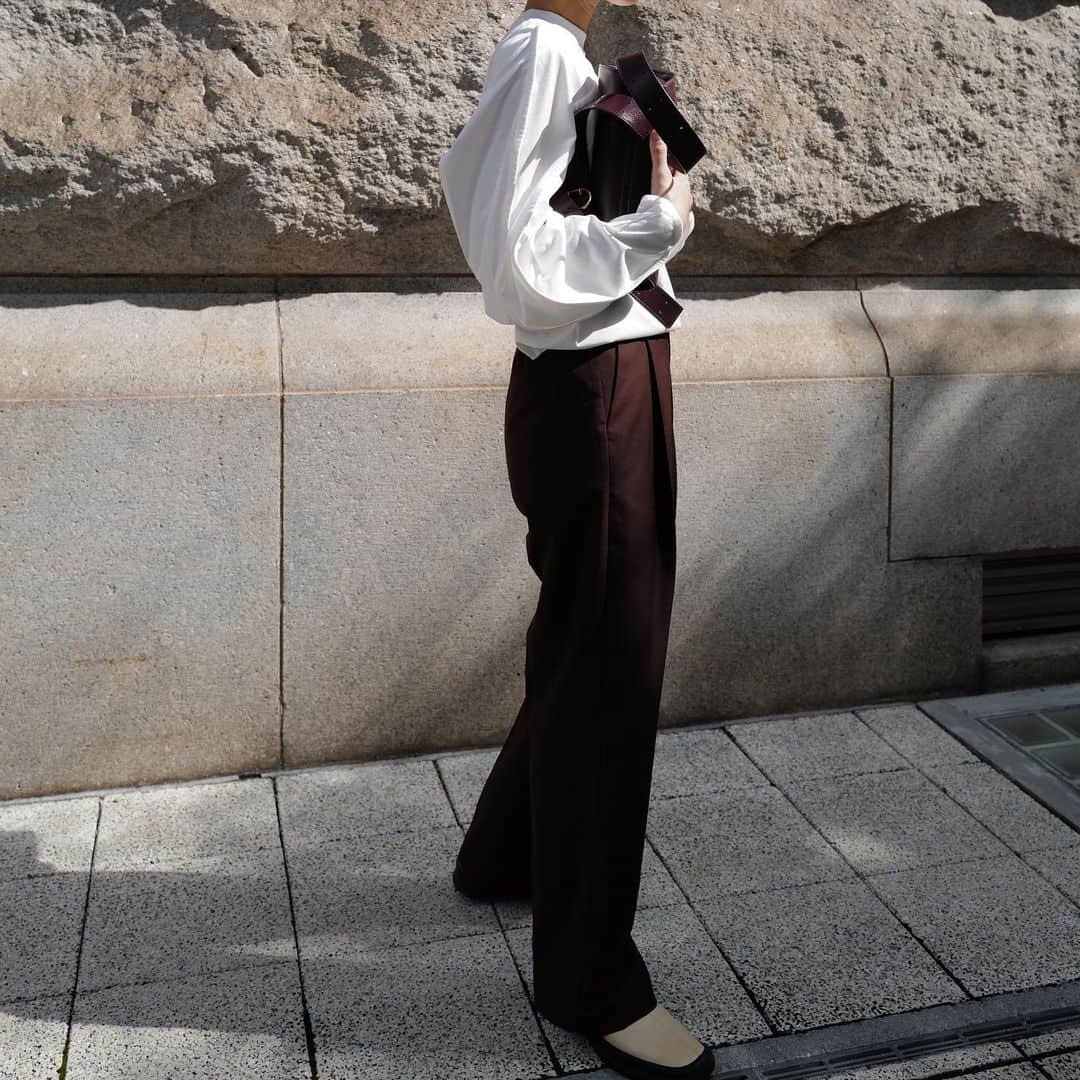 正中雅子さんのインスタグラム写真 - (正中雅子Instagram)「カットソーなのにモードに着れるロンTをイメージして作った1枚☺︎  マーセライズコットン100%の生地で日本製で仕上げた上質で着心地のいいロンTです！シルクのような光沢を持たせる加工を施した生地なのでカジュアルすぎるのが苦手な方にもおすすめです！  1番のポイントはカーブした様なスリーブラインを作ったパイピングです☺️  10/25 tue 14:00 start-  #MACHATT #masaco服」10月21日 19時20分 - masacoshonaka