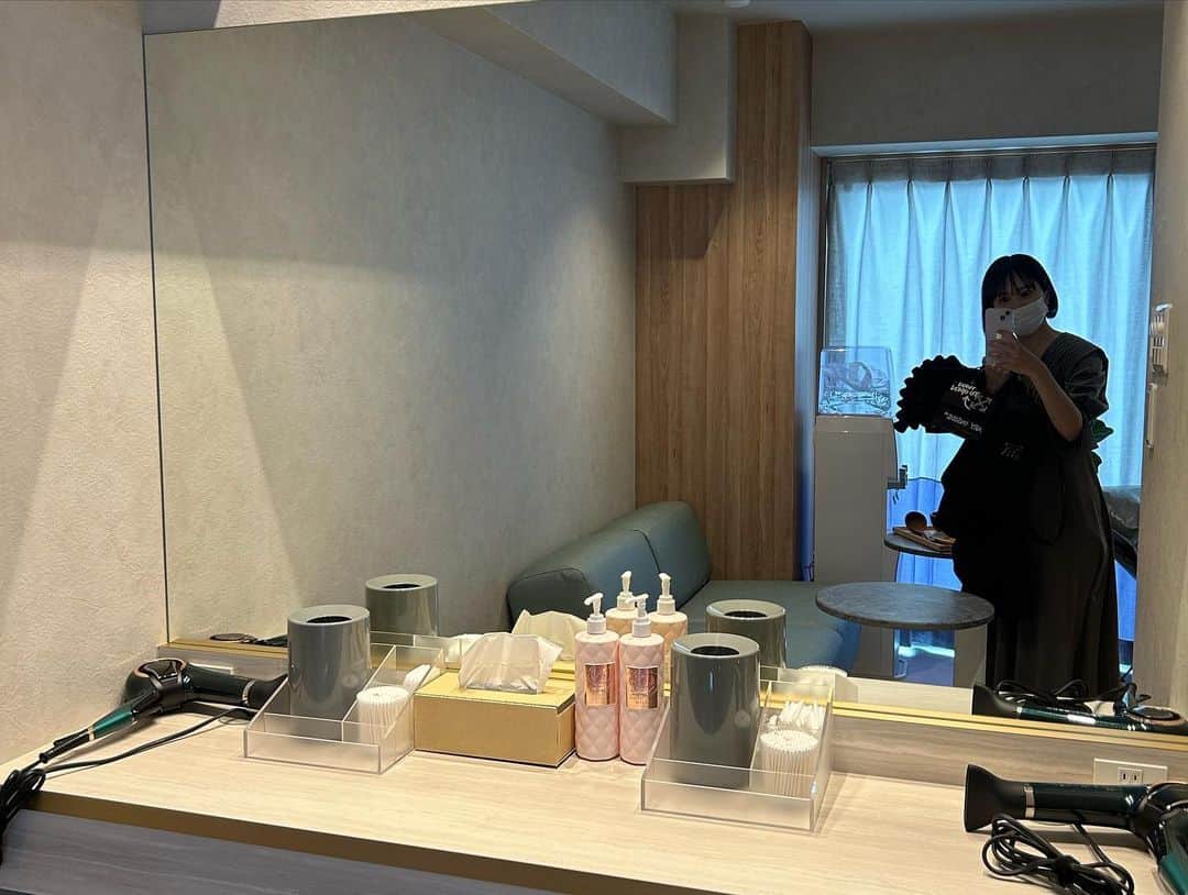 浜田翔子さんのインスタグラム写真 - (浜田翔子Instagram)「オープンしたばかりの 温活女性専用エステサロン  よもぎ蒸し、酵素風呂、デリケートゾーンのフェムケア などあり 凄く綺麗で過ごしやすい サロンでした。  今回はオイルマッサージ60分で行きましたが、 最近ハマってるよもぎ蒸しもあるから 又よもぎ蒸しに行こうと思っています🌿  妊活にも生理痛や、冷え性にもよもぎ蒸しはいいからこれから寒くなるし又行くの楽しみ✨  PR @vivanty_femcare #フェムケア #フェムテック #酵素風呂 #デリケートゾーン #vivanty #六本木エステ #よもぎ蒸しサロン #六本木マッサージ」10月21日 20時05分 - shoko_hamada