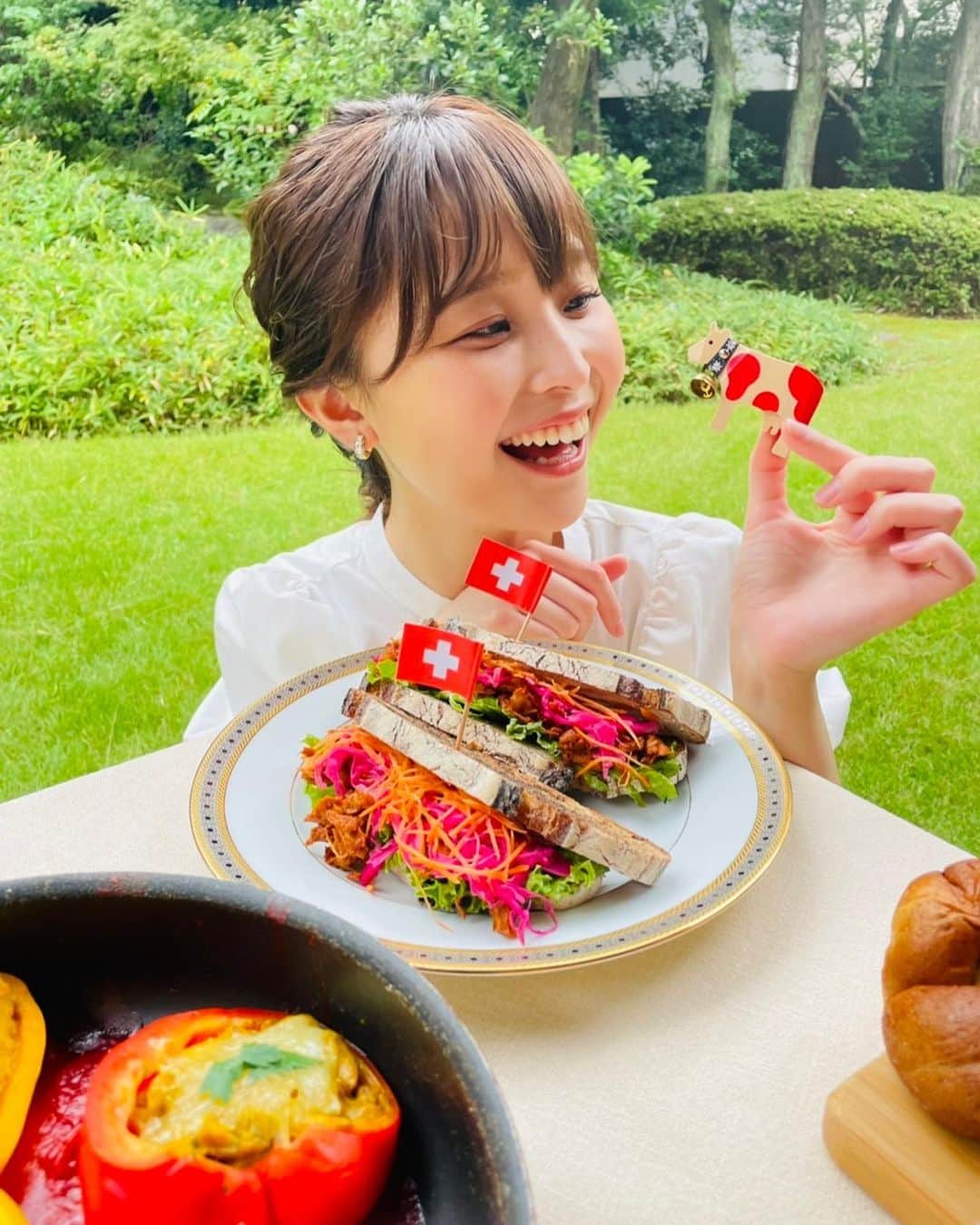 渡邊渚さんのインスタグラム写真 - (渡邊渚Instagram)「YouTubeチャンネル『WorldBuzzCooking』 今週分が更新されました！ オーガニックが進んでいるスイスの食材を使用してバーベキュー。 おしゃれすぎるBBQになりました😊 スイス大使館のお庭も素敵。。。  クッキングの様子やスイスの食文化を紹介しています。 ぜひご覧ください！  #worldbuzzcooking#swiss#cooking#food#bbq#スイス#料理#有機#オーガニック#植物性ミート🇨🇭 #happylilly」10月21日 20時21分 - watanabenagisa_