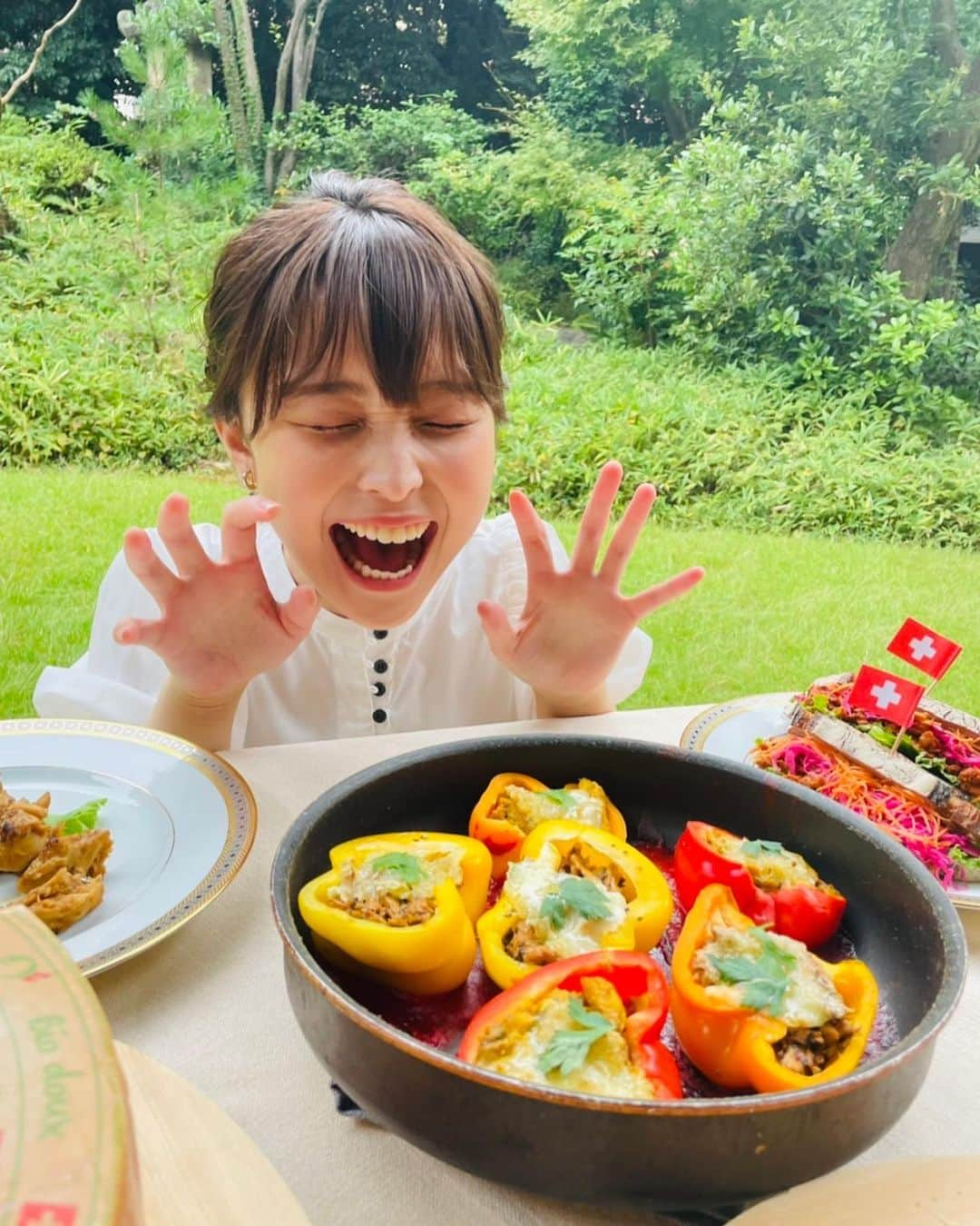 渡邊渚さんのインスタグラム写真 - (渡邊渚Instagram)「YouTubeチャンネル『WorldBuzzCooking』 今週分が更新されました！ オーガニックが進んでいるスイスの食材を使用してバーベキュー。 おしゃれすぎるBBQになりました😊 スイス大使館のお庭も素敵。。。  クッキングの様子やスイスの食文化を紹介しています。 ぜひご覧ください！  #worldbuzzcooking#swiss#cooking#food#bbq#スイス#料理#有機#オーガニック#植物性ミート🇨🇭 #happylilly」10月21日 20時21分 - watanabenagisa_