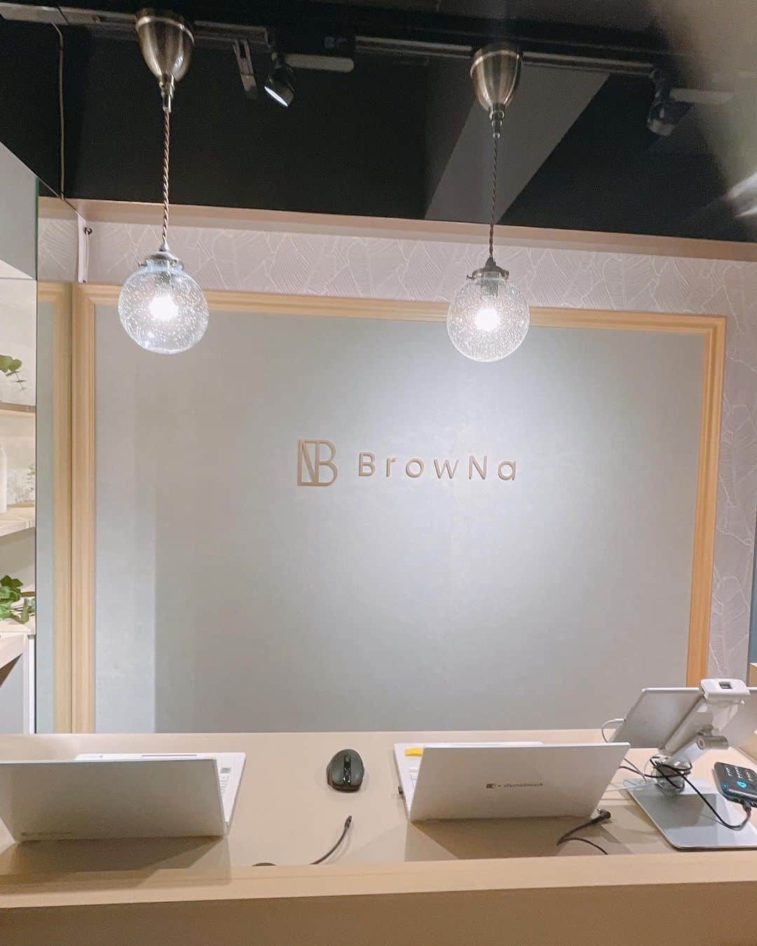 森下悠里さんのインスタグラム写真 - (森下悠里Instagram)「@browna.eyebrows.shibuya  美眉にしてもらったよ💓💓  眉を整えてもらって 顔の余計な産毛を脱毛したの  おでことか、口の周り 細かい産毛がなくなって 艶が出てつるっとするし  眉が整って私の顔が立体的になった🥺💓  最初の動画が完成形、2枚目、3枚目は いつもの自前メイク、4枚目は眉のメイクオフ 5枚目以降から施術の様子です✨✨✨✨  こんなに簡単に綺麗にしてもらえるなら もっと早くお願いしたかった🥹❤️  眉の形って本当大事！！💓 顔の産毛処理も✨」10月21日 22時07分 - yuurimorishita