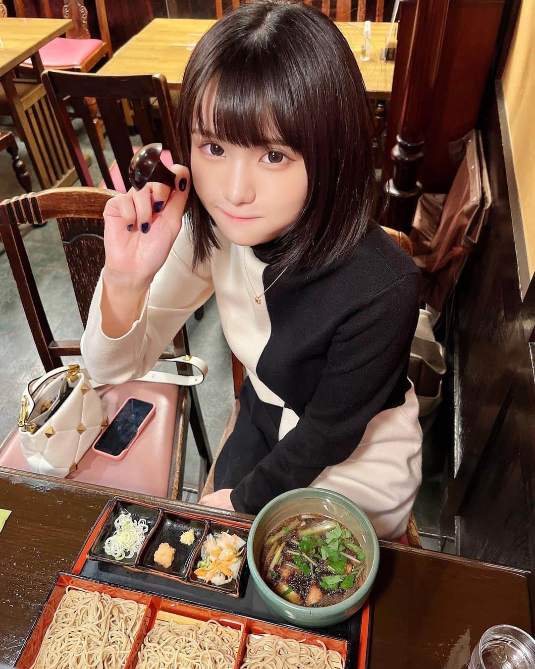 みもれもんさんのインスタグラム写真 - (みもれもんInstagram)「Japanese soba is delicious 🥳🥳"Duck soba! !🦆"  おいちぃお蕎麦屋さんを 見つけまちたぁ〜〜ッッ❣️🌈 鴨せいろそばがすきです！！ みんなは何そばが好き〜〜？🐥  #みもれもん #Mimolemon #japanesegirl #ポートレート#黒髪 #ショートヘア#ボブ #人像攝影 #日本的 #粉我 #日本女孩 #fashion #japan #portrait #cosplay」10月22日 10時51分 - mimore_mon0929