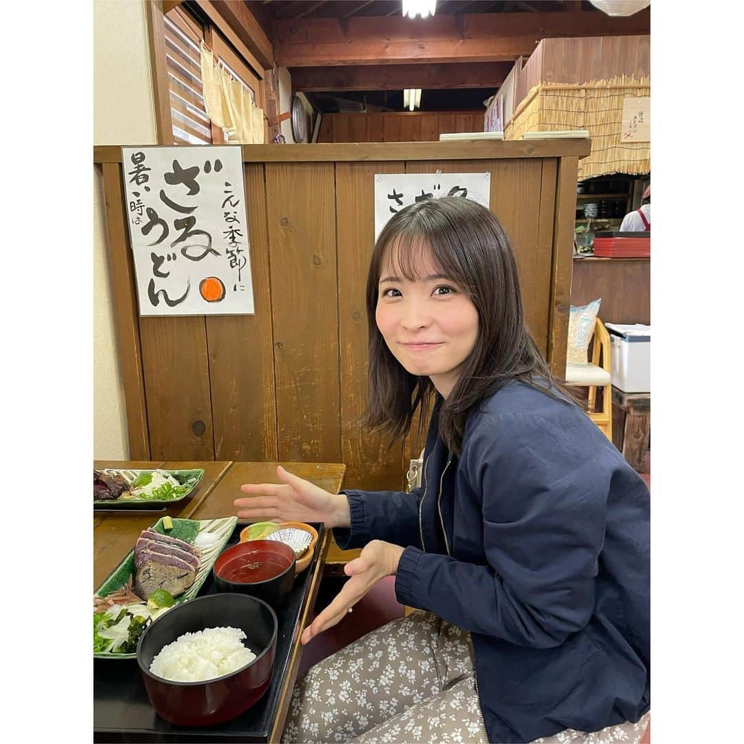 田中美都（気象予報士）さんのインスタグラム写真 - (田中美都（気象予報士）Instagram)「𖤣𖥧𖥣𖡡𖥧𖤣 先日、高知でカツオを食べてきました〜🐟  以前、番組でカツオどーもくんと戻り鰹を紹介しましたが、皆さんに情報をお伝えするだけじゃなくて、実際に行って、見て、食べて体感しないと！ということで行ってきました✈️  今まで食べたカツオと比べ物にならないくらい美味しすぎました🥰高知は海も空も広くて、圧倒されました！素敵な場所でした☺️  天気予報をするときは、データばかり見てしまいますが、実際に行ってみないとわからないことってたくさんありますね🫧🕊  #気象予報士 #気象キャスター #天気予報 #高知」10月22日 12時14分 - tanaka_mito_