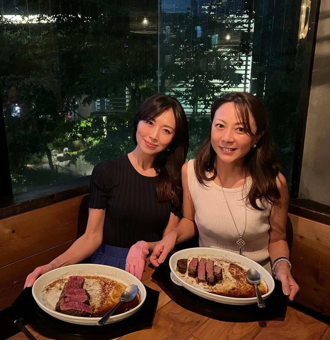 ImotoEtsuyo さんのインスタグラム写真 - (ImotoEtsuyo Instagram)「高タンパク低カロリーの罪悪感なき お食事をご堪能するならここ❣️  『筋肉食堂』 @kinnikushokudo  今回は六本木店に伺いました。  良質のタンパク質を摂取したい、 ダイエットをしたいけどムリな食事制限は したくない。そんな方にもオススメ。  今まで食べたことのないような 美味しい高タンパク低カロリー料理専門の レストランです🤍  私達が頂いたのは  極上の赤身肉　 『国産牛のアロゼステーキ』 これが美味しすぎて🤍 一口食べる毎に「おいしーい‼️」と 2人で言っていた。 ・ 美味しいと言い続けながら あっという間に完食。 何でこんなに美味しいのか。  この前のゴルフの帰りの車の中でも  筋肉食堂のあのステーキ美味しかったね。 って話していたら　 今すぐ食べたーいと2人で言ってしまうほど。 また絶対に食べに行きます！  国産牛のアロゼステーキは 絶対オススメ。  東京都港区六本木7-8-5 1F 050-3184-1027  筋肉食堂｜KINNIKU SHOKUDO  https://kinnikushokudo.jp/  ・ #筋肉食堂  #筋肉食堂六本木  #たんぱく質  #高タンパク  #低カロリー  #高タンパク低カロリー  #プロテイン  #国産牛  #牛肉  #鶏肉」10月22日 12時18分 - bisuhada