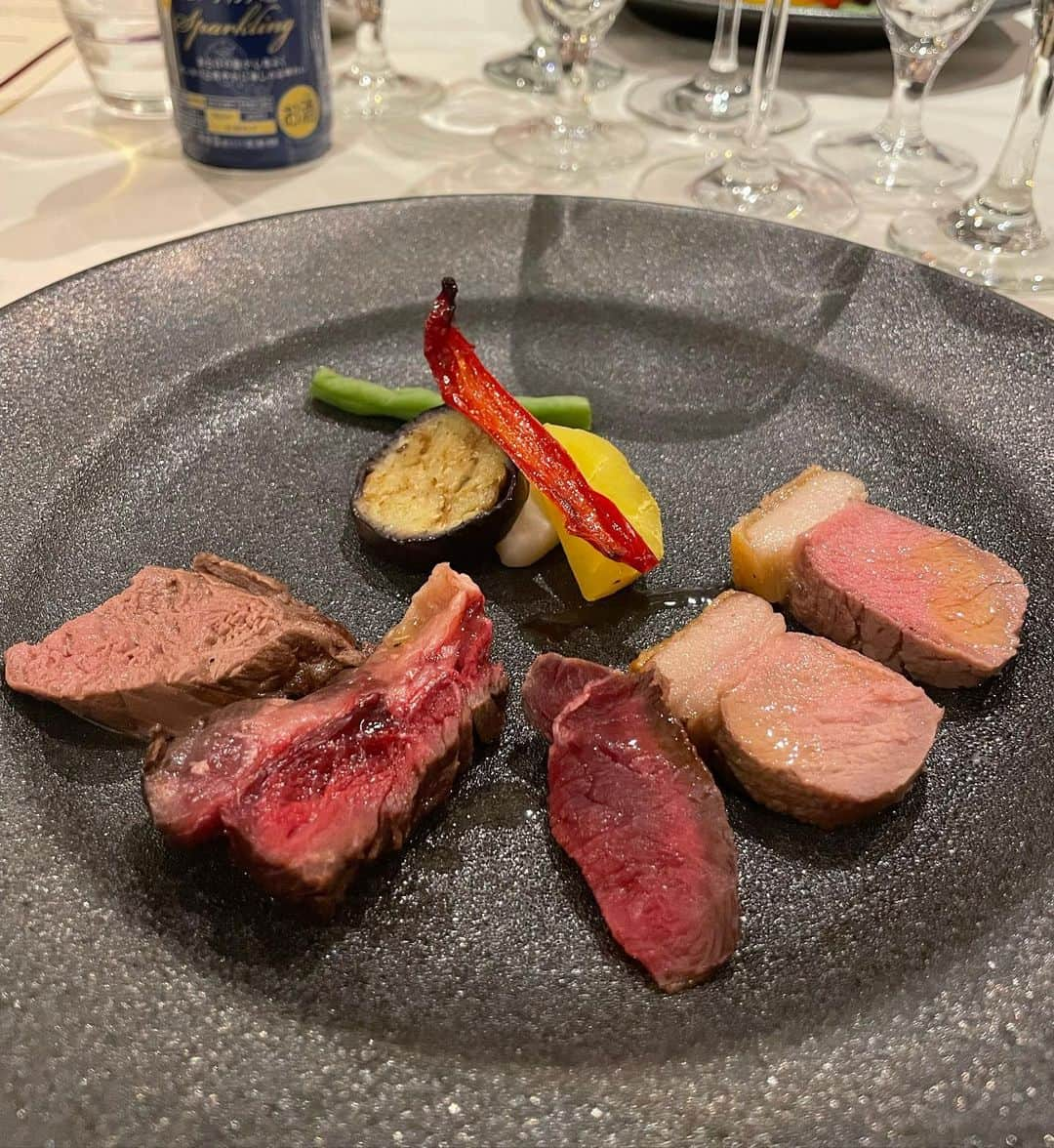 藤井マリーさんのインスタグラム写真 - (藤井マリーInstagram)「🥂  六本木にあるレストラン 🍽「オステリアトット」  先日、ジビエ試食会に行きました！ 狩猟で得た天然の野生鳥獣の食肉 ヨーロッパでは貴族の伝統料理として古くから発展してきた食文化  国産ジビエの最高峰の素材を集め、根本岳シェフ監修のもとイタリアンのフルコースをいただきました🤩✨  普段なかなか口にすることのない猪や鹿、穴熊などの料理の数々に興味を持ち、味わいながらジビエに触れる貴重な時間となりました！私は人間なんだなあとかも考えたり。  最近食が細かったにもかかわらず、その美味しさにフルコース完食✨  #ホレタビ #ジビエ #ジビエ料理  #foodstagram   定期プロフィール🥀  #くびれ 55cm #おしり 1m #砂時計くびれ  #レースクイーン #グラビアアイドル #骨格ストレート #ボクシング女子 元 #美容部員 #ショートカット #instagood #藤井マリー #japanesegirl」10月22日 12時20分 - fujimary_6