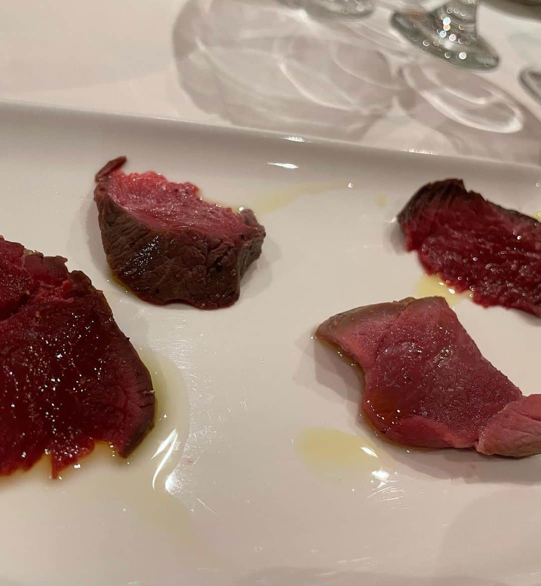 藤井マリーさんのインスタグラム写真 - (藤井マリーInstagram)「🥂  六本木にあるレストラン 🍽「オステリアトット」  先日、ジビエ試食会に行きました！ 狩猟で得た天然の野生鳥獣の食肉 ヨーロッパでは貴族の伝統料理として古くから発展してきた食文化  国産ジビエの最高峰の素材を集め、根本岳シェフ監修のもとイタリアンのフルコースをいただきました🤩✨  普段なかなか口にすることのない猪や鹿、穴熊などの料理の数々に興味を持ち、味わいながらジビエに触れる貴重な時間となりました！私は人間なんだなあとかも考えたり。  最近食が細かったにもかかわらず、その美味しさにフルコース完食✨  #ホレタビ #ジビエ #ジビエ料理  #foodstagram   定期プロフィール🥀  #くびれ 55cm #おしり 1m #砂時計くびれ  #レースクイーン #グラビアアイドル #骨格ストレート #ボクシング女子 元 #美容部員 #ショートカット #instagood #藤井マリー #japanesegirl」10月22日 12時20分 - fujimary_6