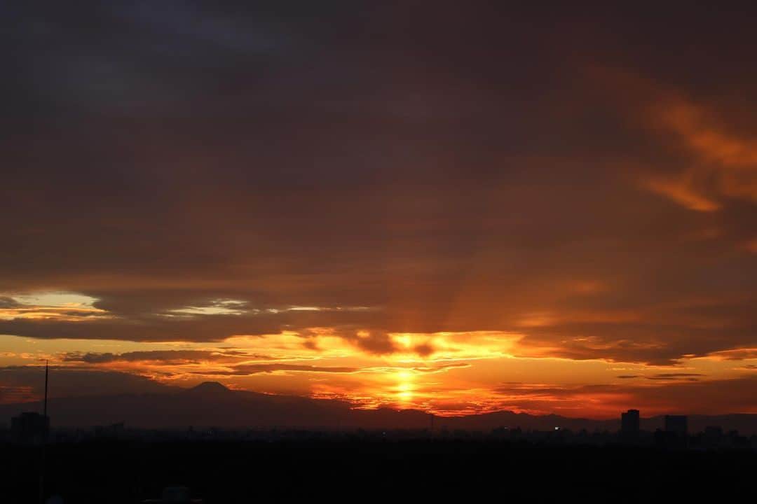 坂元美香さんのインスタグラム写真 - (坂元美香Instagram)「夕陽と富士山が近づき 重なる時期も近づいて参りました。 東京からのダイヤモンド富士は11月上旬です。 今回こそお天気に恵まれると良いのですが。  今日は浮世絵みたいな夕陽だなぁと思ってたら 雲の中から太陽が落ちてきて 15分散々西日を照らしまくって沈んでいきました。 沈んだあとの光の余韻がまた美しい。  では、神宮行ってきます！！(๑•̀ㅂ•́)و✧ えいえいおー！（ふるっ  today's sunset 2022/10/22  #sunsetphotobymikasakamoto  #sunset #夕陽 #夕日 #黄昏時 #夕焼け  #やっぱり空が好き #イマソラ #tokyosky #CanonEOSKiss8i #富士山」10月22日 17時11分 - mika_saka