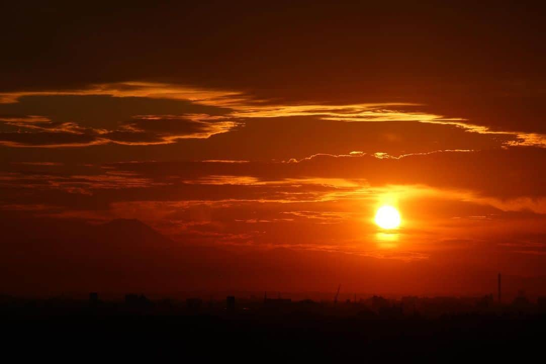 坂元美香さんのインスタグラム写真 - (坂元美香Instagram)「夕陽と富士山が近づき 重なる時期も近づいて参りました。 東京からのダイヤモンド富士は11月上旬です。 今回こそお天気に恵まれると良いのですが。  今日は浮世絵みたいな夕陽だなぁと思ってたら 雲の中から太陽が落ちてきて 15分散々西日を照らしまくって沈んでいきました。 沈んだあとの光の余韻がまた美しい。  では、神宮行ってきます！！(๑•̀ㅂ•́)و✧ えいえいおー！（ふるっ  today's sunset 2022/10/22  #sunsetphotobymikasakamoto  #sunset #夕陽 #夕日 #黄昏時 #夕焼け  #やっぱり空が好き #イマソラ #tokyosky #CanonEOSKiss8i #富士山」10月22日 17時11分 - mika_saka