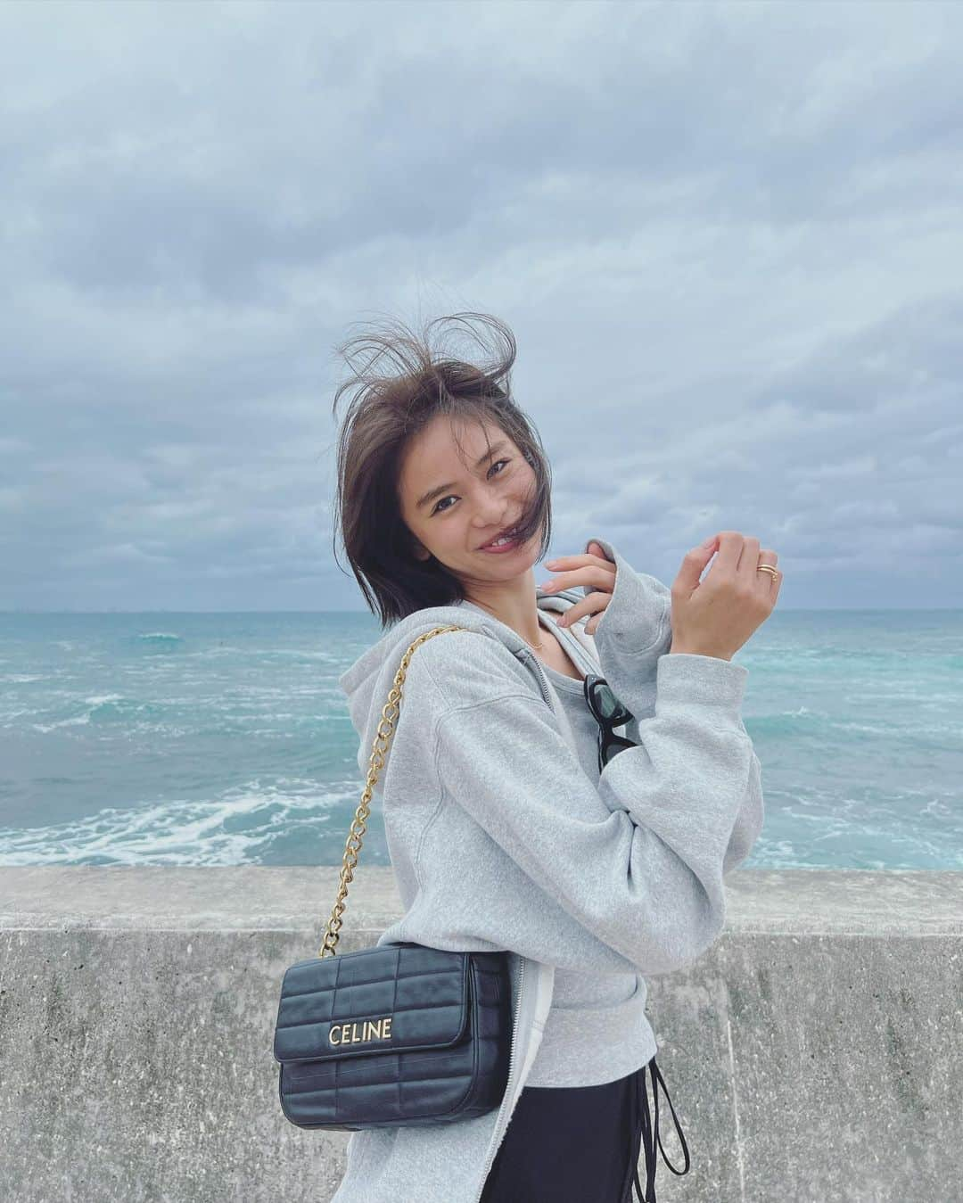 佐藤晴美さんのインスタグラム写真 - (佐藤晴美Instagram)「沖縄へ。 ゆるゆると無計画な旅をしてきました☺️  とても曇り空の海と私🤚 (ちなみに一度も晴れませんでしたw)  久しぶりの沖縄そば。  美味しくて連日飲んだコーヒー。  別にあたってもいいよねってみんなで食べた牡蠣❤︎  友達の話に感動し泣く。 (初日に目が腫れ、せっかくの旅行なのに写真はずっと可愛く映れませんでした😅)  北谷。  行ってよかった❤️」10月22日 20時17分 - sato_harumi__official