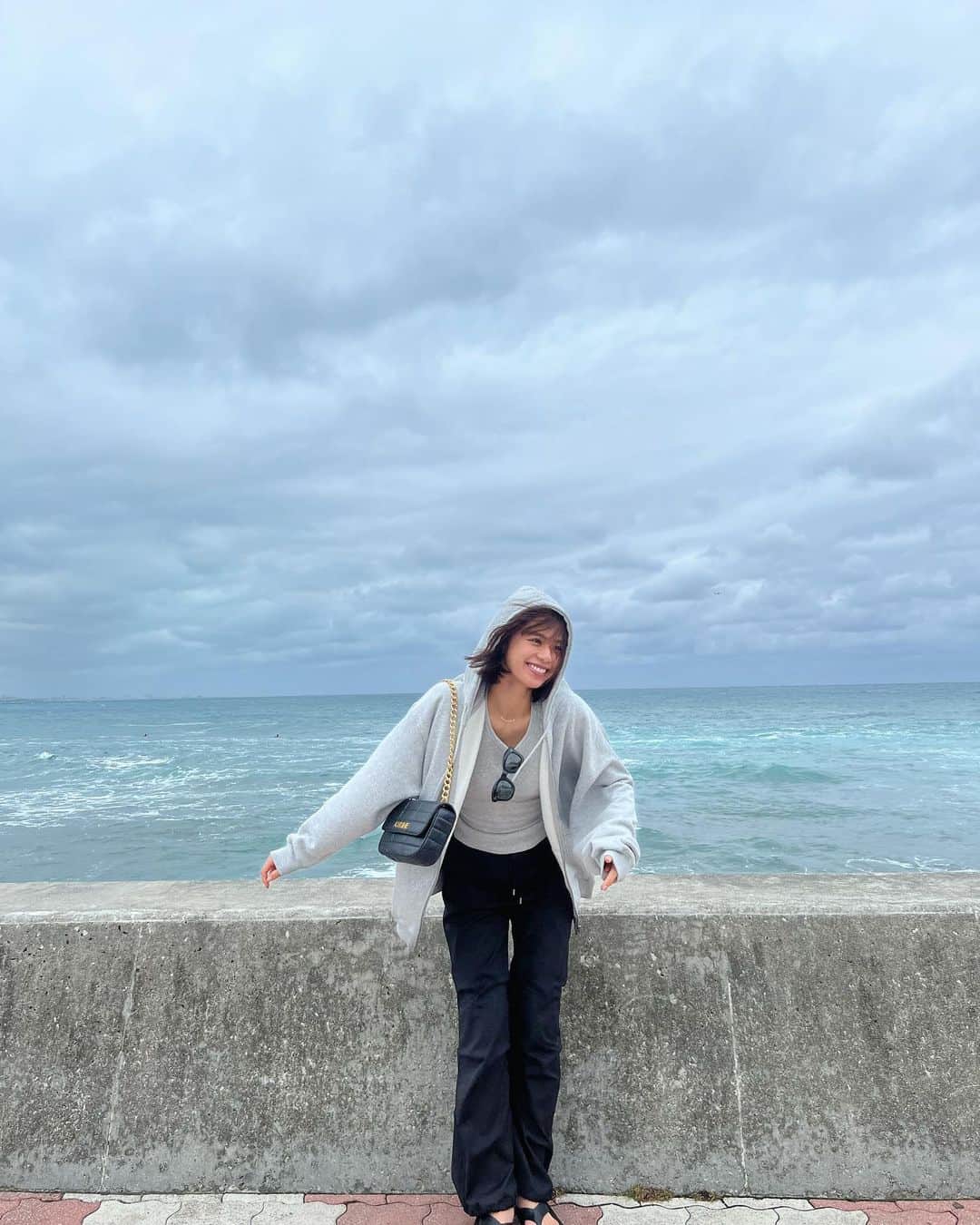 佐藤晴美さんのインスタグラム写真 - (佐藤晴美Instagram)「沖縄へ。 ゆるゆると無計画な旅をしてきました☺️  とても曇り空の海と私🤚 (ちなみに一度も晴れませんでしたw)  久しぶりの沖縄そば。  美味しくて連日飲んだコーヒー。  別にあたってもいいよねってみんなで食べた牡蠣❤︎  友達の話に感動し泣く。 (初日に目が腫れ、せっかくの旅行なのに写真はずっと可愛く映れませんでした😅)  北谷。  行ってよかった❤️」10月22日 20時17分 - sato_harumi__official