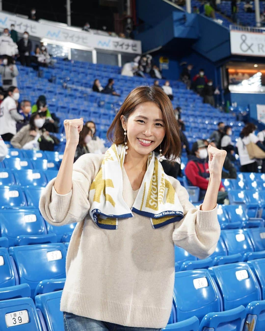 坂元美香さんのインスタグラム写真 - (坂元美香Instagram)「日本シリーズ2022 第1戦   ①すわほー*\(^o^)/* ②新しく下ろした村上くんタオル ③今日から木澤くんタオルデビュー ④待ってましたのこの展開🥳 ⑤日本シリーズでも空中くるりんぱ ⑥みんな期待してた感半端ない ⑦本当に今日はこの二人！👏 ⑧会えそうでなかなか会えないから 今年も一応撮っておいた。 ミドすけと…なんだろ？😅  山本由伸投手から4点とれるとは！！ 最後は昨年のマクガフvsジョーンズ思い出して ハラハラしたけどマクガフないぴでした🥳  ヤクルト強いな😃 明日も全力応燕で行きます！  2022観戦 49戦目 #坂元野球観戦記録 観戦試合 31勝17敗1分  #神宮球場 #ヤクルトスワローズ  #日本シリーズ #東京ヤクルトスワローズ #ヤクルト戦  #オリックス戦 #オリックスバファローズ  #プロ野球 #野球の楽しみ方は人それぞれ」10月23日 0時05分 - mika_saka