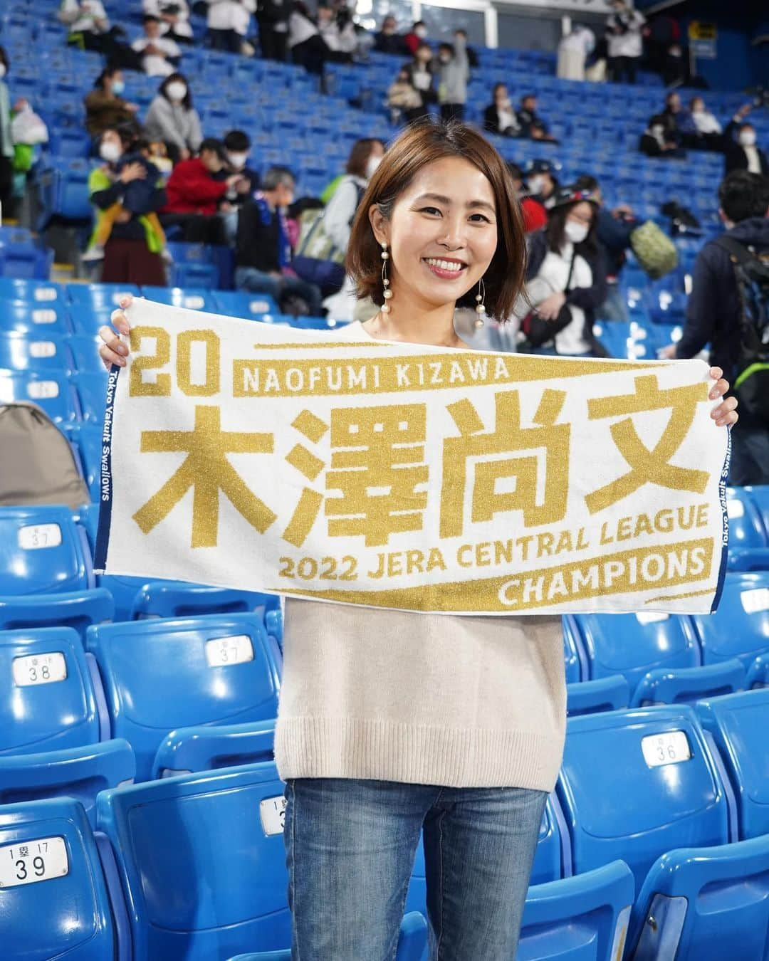 坂元美香さんのインスタグラム写真 - (坂元美香Instagram)「日本シリーズ2022 第1戦   ①すわほー*\(^o^)/* ②新しく下ろした村上くんタオル ③今日から木澤くんタオルデビュー ④待ってましたのこの展開🥳 ⑤日本シリーズでも空中くるりんぱ ⑥みんな期待してた感半端ない ⑦本当に今日はこの二人！👏 ⑧会えそうでなかなか会えないから 今年も一応撮っておいた。 ミドすけと…なんだろ？😅  山本由伸投手から4点とれるとは！！ 最後は昨年のマクガフvsジョーンズ思い出して ハラハラしたけどマクガフないぴでした🥳  ヤクルト強いな😃 明日も全力応燕で行きます！  2022観戦 49戦目 #坂元野球観戦記録 観戦試合 31勝17敗1分  #神宮球場 #ヤクルトスワローズ  #日本シリーズ #東京ヤクルトスワローズ #ヤクルト戦  #オリックス戦 #オリックスバファローズ  #プロ野球 #野球の楽しみ方は人それぞれ」10月23日 0時05分 - mika_saka