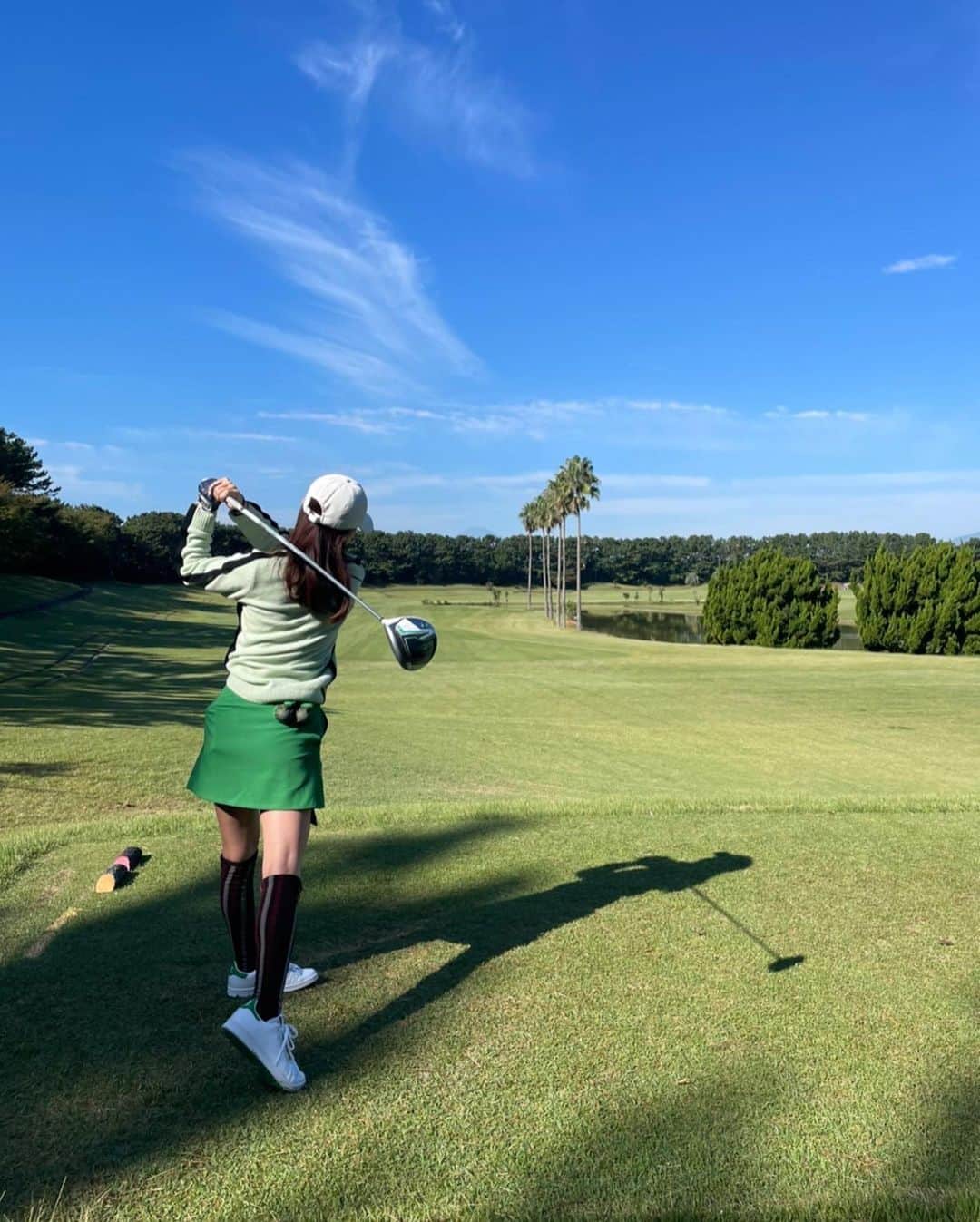 長谷川京子さんのインスタグラム写真 - (長谷川京子Instagram)「コース4回目。 この日は晴天、とても気持ち良かったです。 スコアはまだ数えられるレベルではありませんが、何を間違えたのか後ろの組のおじさま達が、「お姉さん達はプロですか？」と🤣🤣  #apc#apcgolf#cap @apcgolf  #golf#sunnyday @tmg_golf」10月23日 12時15分 - kyoko.hasegawa.722
