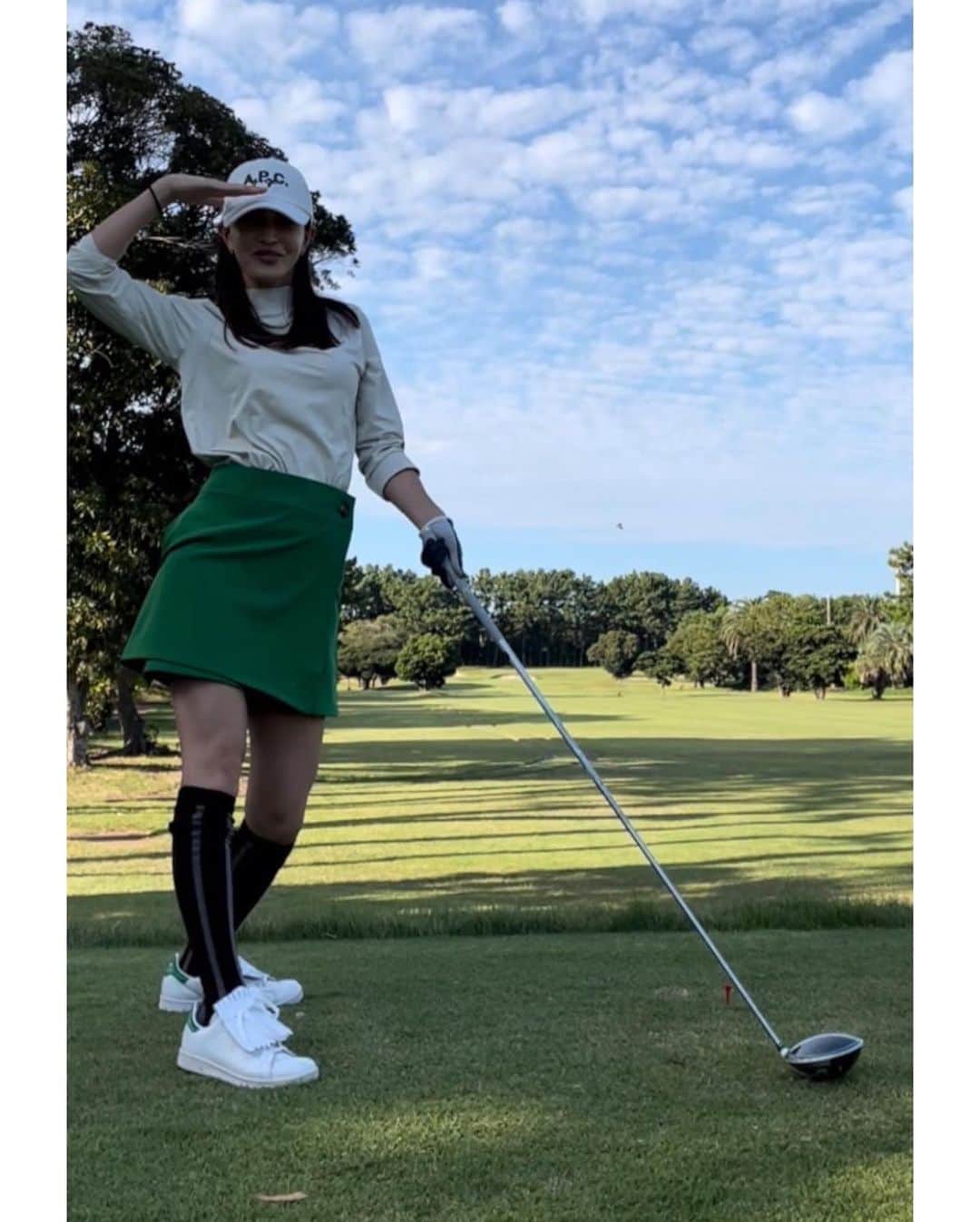 長谷川京子さんのインスタグラム写真 - (長谷川京子Instagram)「コース4回目。 この日は晴天、とても気持ち良かったです。 スコアはまだ数えられるレベルではありませんが、何を間違えたのか後ろの組のおじさま達が、「お姉さん達はプロですか？」と🤣🤣  #apc#apcgolf#cap @apcgolf  #golf#sunnyday @tmg_golf」10月23日 12時15分 - kyoko.hasegawa.722