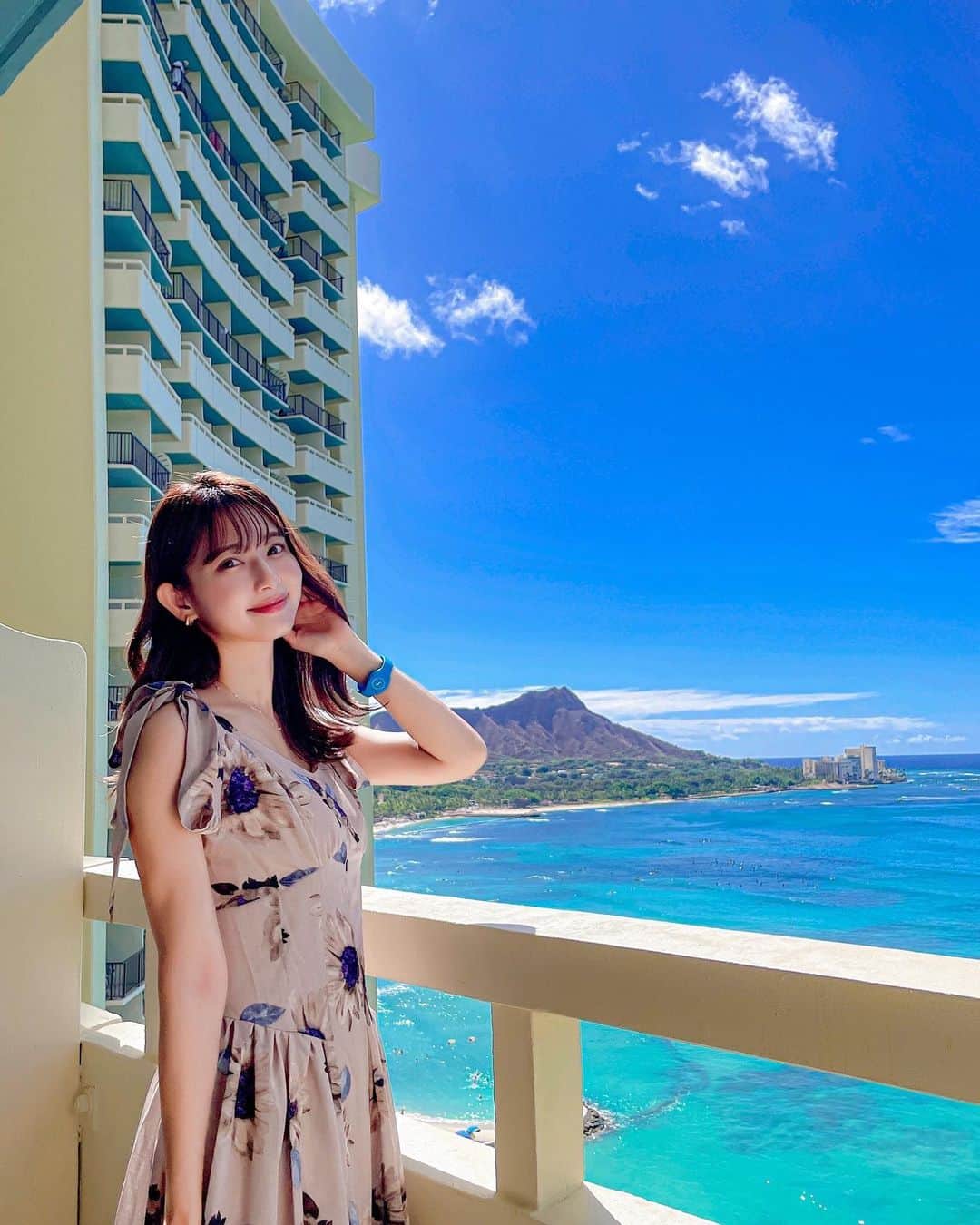 日野礼香さんのインスタグラム写真 - (日野礼香Instagram)「シェラトンワイキキのラナイ🌺 オーシャンフロントでダイヤモンドベッドも見えて大好きな景色✨ 改装してお部屋もラナイもかなり綺麗に変わってました！ 特にラナイはウッドデッキになってふかふかのソファーもあって何時間でもいれたー☺️ 今日の夜はYouTubeでシェラトンワイキキ編アップ予定です🤘🏻  #hawaii #hawaiitrip #trip #loco #sheratonwaikiki #sheraton #wikiki #resort #sea #diamondhead #wikikibeach #beach #hotel #oceanfront #herlipto #resortfashion #youtuber #hotelreview  #ハワイ #ワイキキ #ビーチ #シェラトンワイキキ #海外旅行 #シェラトン #ホテル #オーシャンフロント #ダイヤモンドベッド #ハワイ旅行 #映えスポット #スカートで旅するchieru」10月23日 13時58分 - reicheru219