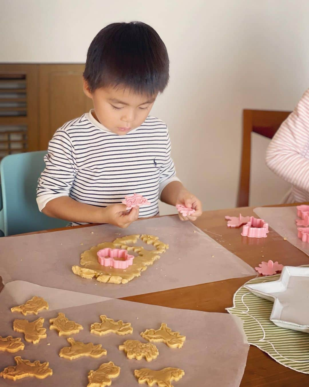 小川ひとみさんのインスタグラム写真 - (小川ひとみInstagram)「Baking cookies🍪 子供達とクッキー作り💫 姪の好きなUnicornの型で🦄 美味しく焼けました🧡 お料理やお菓子作り 子供達本当楽しそう🥹 #Baking #cookies #sunday」10月23日 15時40分 - hitomy220