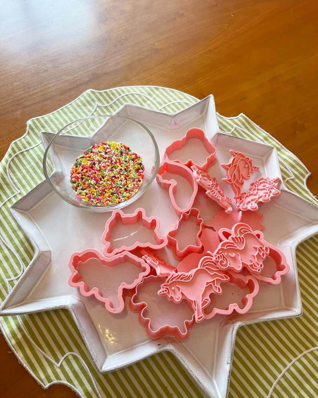 小川ひとみさんのインスタグラム写真 - (小川ひとみInstagram)「Baking cookies🍪 子供達とクッキー作り💫 姪の好きなUnicornの型で🦄 美味しく焼けました🧡 お料理やお菓子作り 子供達本当楽しそう🥹 #Baking #cookies #sunday」10月23日 15時40分 - hitomy220