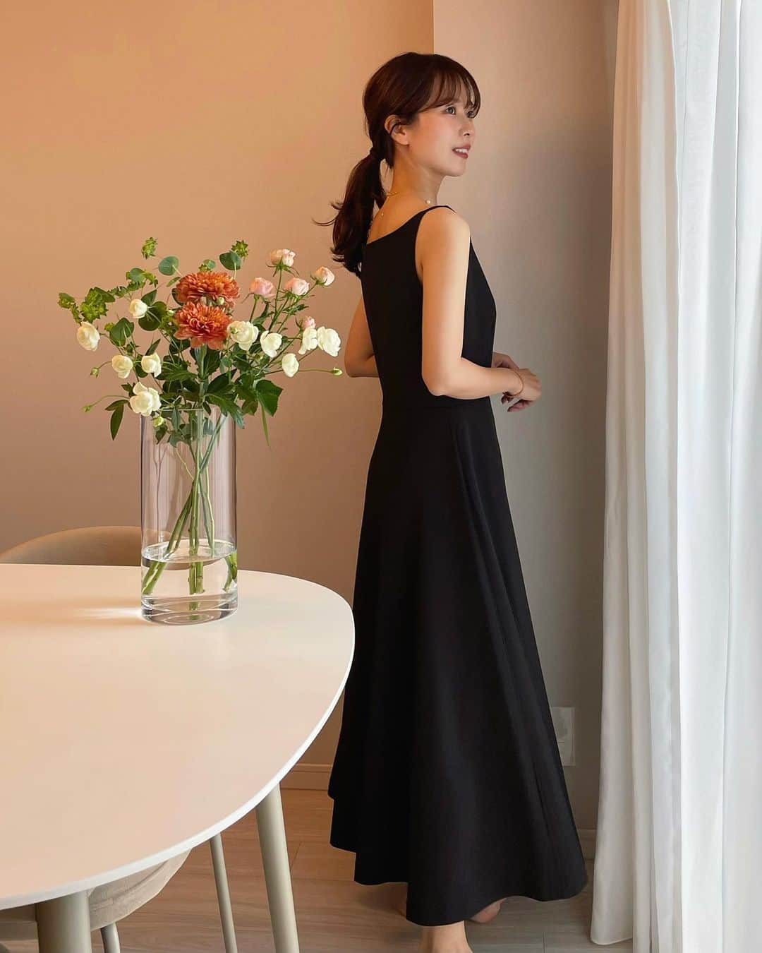 ハンナミさんのインスタグラム写真 - (ハンナミInstagram)「black dress 🖤  オケージョンにも使えるワンピース . 落ち感のあるシルエットが とっても綺麗なのです :) 10.28(fri)発売予定です ✨ @eneu.official」10月23日 20時16分 - han_nami_