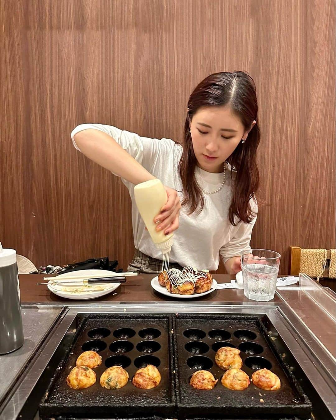 西野未姫さんのインスタグラム写真 - (西野未姫Instagram)「たこ焼き女🐙  #大阪 #仕事終わりに #心斎橋 #自分でたこ焼き作る #楽しかった #食べると決めた時はソースとマヨネーズたくさんかける #ソース大好き #夜はヘルシーで我慢しました」10月23日 23時10分 - nishinomiki_official