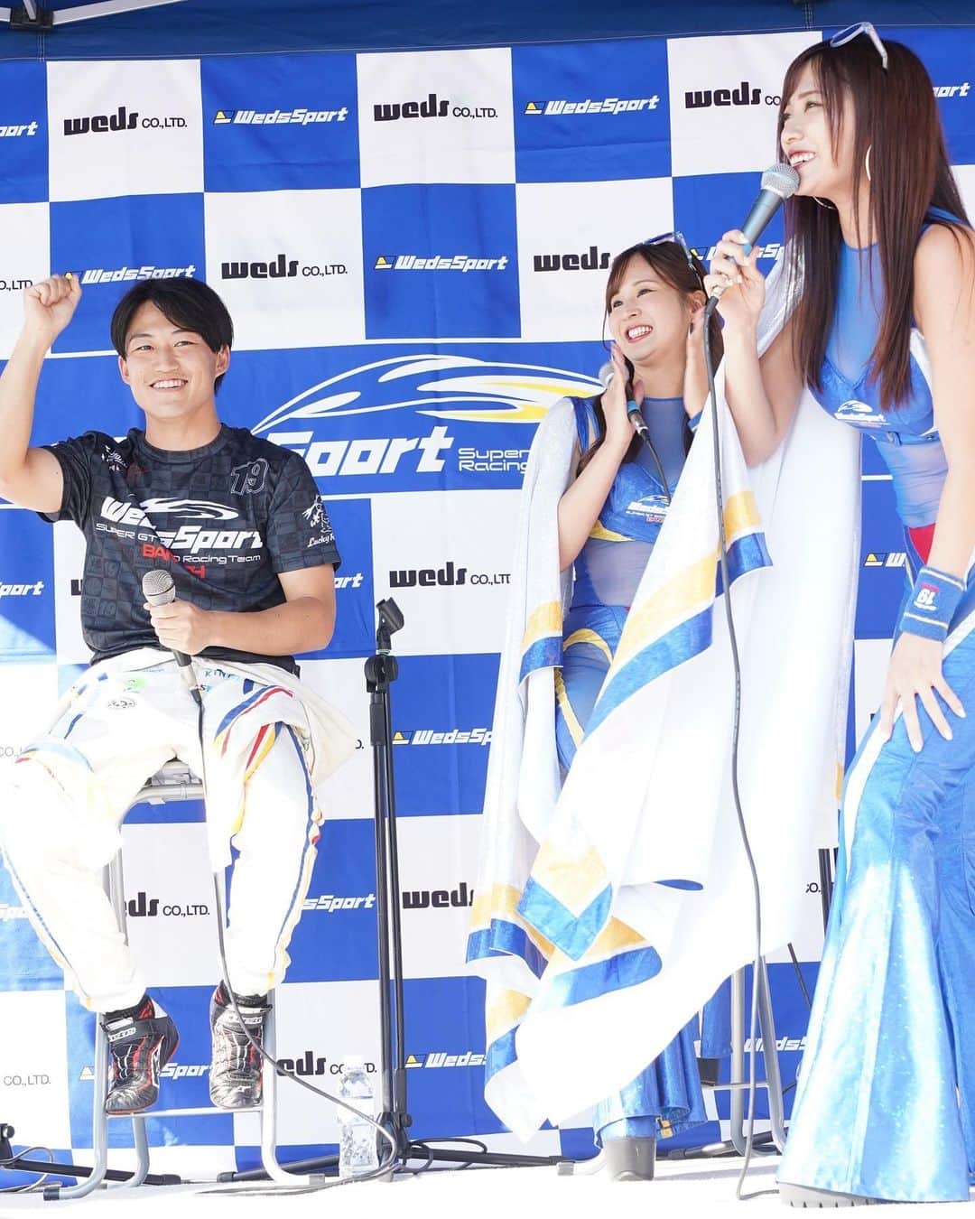 霧島聖子さんのインスタグラム写真 - (霧島聖子Instagram)「ジェームス安城店でのWedsSport BANDOH PRESENTS モータースポーツトークショーお疲れ様でした✨ 秋晴れでお天気にも恵まれ、 本当に沢山の方にお越し頂き 会場の皆さんと一体となって盛り上がりましたっꉂꉂ📣 マサ監督、脇阪監督、国本選手のトークが面白くて 何度も爆笑しちゃいました😂 そして私は今回も即興実況にセクシーじゃんけんと 体当たりチャレンジ頑張りましたよっ😆💋笑 サーキット以外でも皆さんと 楽しい時間を過ごせて嬉しいです💙 ご参加下さった皆様、関係者様方 どうもありがとうございました‼️ #WedsSportRacingGals #WedsSportBANDOH #BANDOH #racequeen #レースクイーン #ジェームス安城店 #トークショー  #ご参加ありがとうございました  #スワイプしてね」10月23日 23時24分 - seiko_kirishima