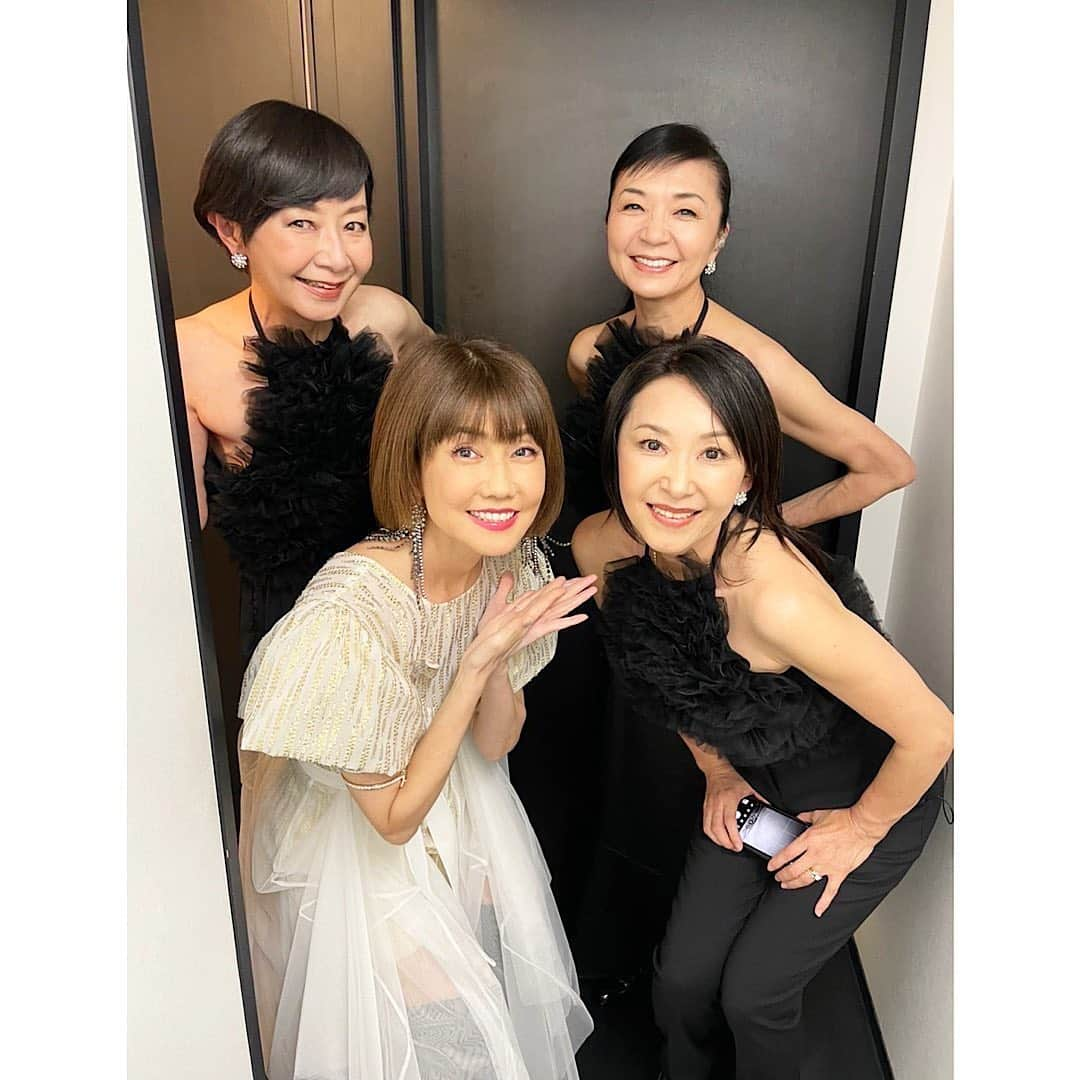 松本伊代さんのインスタグラム写真 - (松本伊代Instagram)「遅くなりましたが  船山基紀プロデュース 40th anniversary Live treasure voice  船山先生をはじめ サポートしてくださった サイコーーーの　 ミュージシャンの皆さま スタッフの皆さま ビルボードの皆さま  そして、 暖かく、 見守ってくださり 応援してくださった皆さま のおかげで 無事に4ステージ 終了しました！ いや、 してしまいました😭  始まってしまったら あっーーーという間に 皆さんとの楽しい時間が過ぎてしまいました😭  ほんとにほんとに楽しかった😍😍❤️ ありがとうございました！！ 歌っている最中、 幸せだなぁ、、、と、 何回も思いました😭🥹  2ndステージでは ヒロミさんも 来てくれてビックリ〜😆😍  来れないって言っていたのにー。 ステキな薔薇４０本持ってステージに来てくれました😭🌹🌹🌹  改めて、 皆さんの応援のおかげで 40年頑張って来られたんだなぁ、、、 と心から思っています。  昨日からは41年目！  これからも 歌っていきたいと思っています！  来年も！ できるかなぁー ぜひ、また皆さんとお会いしたいです♪♪  あっ、，その前に！ 配信の映像が Blu-rayで発売になります！！ 詳しくはまたお知らせしますね！！  #楽しくエモーショナルにいきましょー！！ #船山基紀 #増崎孝司 #山木秀夫 #安部潤 #二家本亮介 #Luis Valle #Andy Wulf #AMAZONS #斉藤久美 #大滝裕子 #吉川智子 #バンマス〜ありがとう♡ #憧れのアマゾンズさん #山木さん最高です #安定の安部さん♡ #かっくいーニ家本さん #イケメンアンディさん #盛り上げてくれてありがとうルイスさん #そしていつも優しい船山先生 #本当に沢山の皆さんに来ていただきありがとうございました♪ #松本伊代」10月24日 0時01分 - iyo14_official