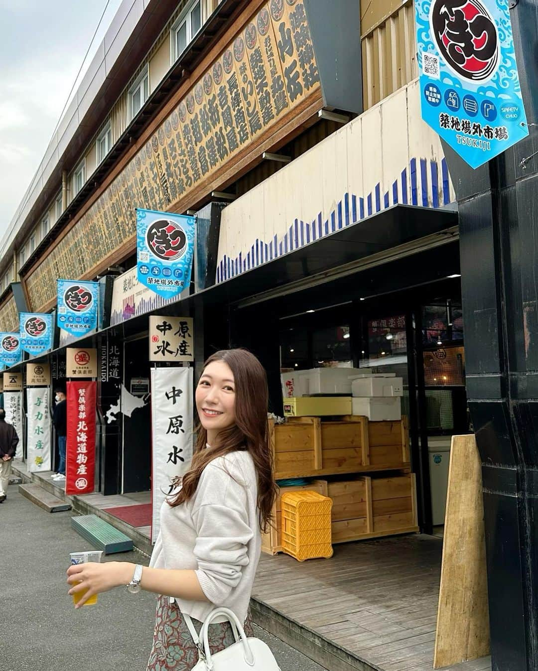 穂川果音さんのインスタグラム写真 - (穂川果音Instagram)「先日、日本酒に合うお魚を買いに行くぞ〜っと築地に行ってきたんですが、すごい人で賑わってましたーー✨ 賑わいが戻ってくるのは嬉しいですね〜😊  ここ最近のコロナ禍で人が多くいるところに慣れていなくて、というか、人が多くいる所の感覚を忘れてしまっていて笑 少しの人混みでも、凄い人いっぱいーーーー😇ってなっちゃいます。 あ、 手に持っているのはビールです🍺  tops→ @zara  skirt→ @fifth_store  shoes→ @adidas   #週末　#築地　#昼ビ　#お出かけ　#お出かけコーデ　#fashion #cordinate」10月24日 13時36分 - hokawakanonn