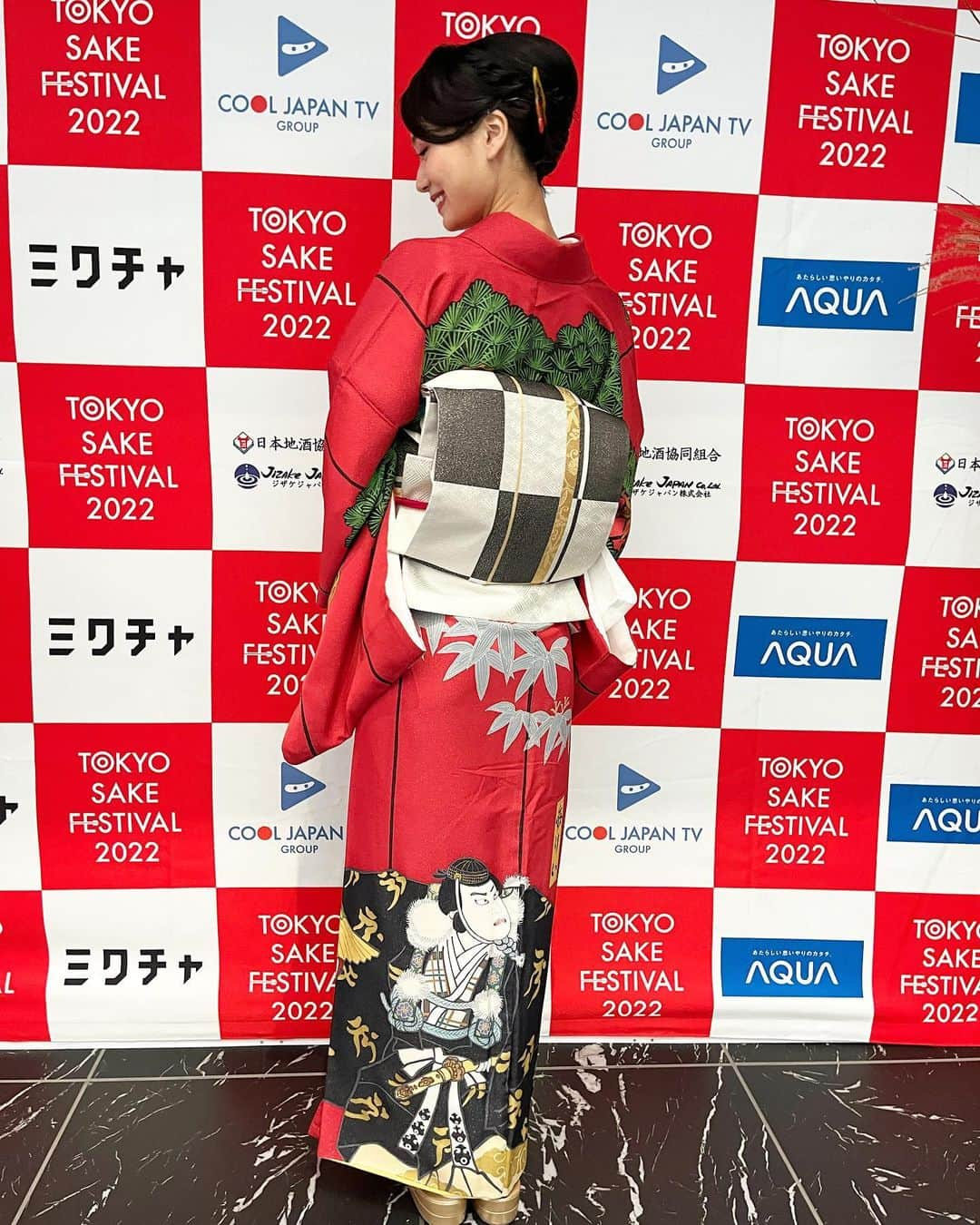 緑川静香さんのインスタグラム写真 - (緑川静香Instagram)「遅くなりましたが、、、  【TOKYO SAKE FESTIVAL 2022】 40蔵200種類飲み放題！！ ⁡ ご来場頂いた皆様、ありがとうございましーたん🥰🍶❤️ ⁡ 昨年に引き続き総合MCをやらせて頂きました🎤✨ ⁡ たくさんのゲストの方々とお話できて楽しかったです😌 私自身も酒蔵さんとお話できて嬉しかったし、なによりもお客様がみんな笑顔で日本酒を飲んでいる姿にウルウルきてしまっておりました😂 ⁡ そりゃそーだ、飲んだら美味しいんだから！ そのきっかけを作るんだ！と改めて思った次第でごさります☺️❤️ ⁡ そして今回は自分のブースも出させていただきました！！🙇‍♀️ ⁡ 先日発表した抗酸化の日本酒小分けプロジェクト、ノンデミ！のブース#です✨ 実機やグラスも置いて直接ご説明させて頂きました☺️ 皆様興味を持ってくれて嬉しかったです！！ ⁡ さらに自信につながりました❤️ ⁡ まもなくMakuakeにて先行販売が開始しますっ！！ しばらくお待ちくださいませ🥹✨ ⁡ #tsf2022 #しーたん日本酒録 #sake #日本酒女子 #唎酒師  #お着物がすごかった #豪華👏 #ヘアスタイルも3日間変えたので載せておきます笑 #どれがお好みですか？🤣 #着物で日本酒はさいこーだ #唎酒師も11年目 #この素晴らしい飲み物を世界に #まだまだいきまっせ #載せたい写真ありすぎて足りない」10月24日 13時48分 - midorikawa_shizuka