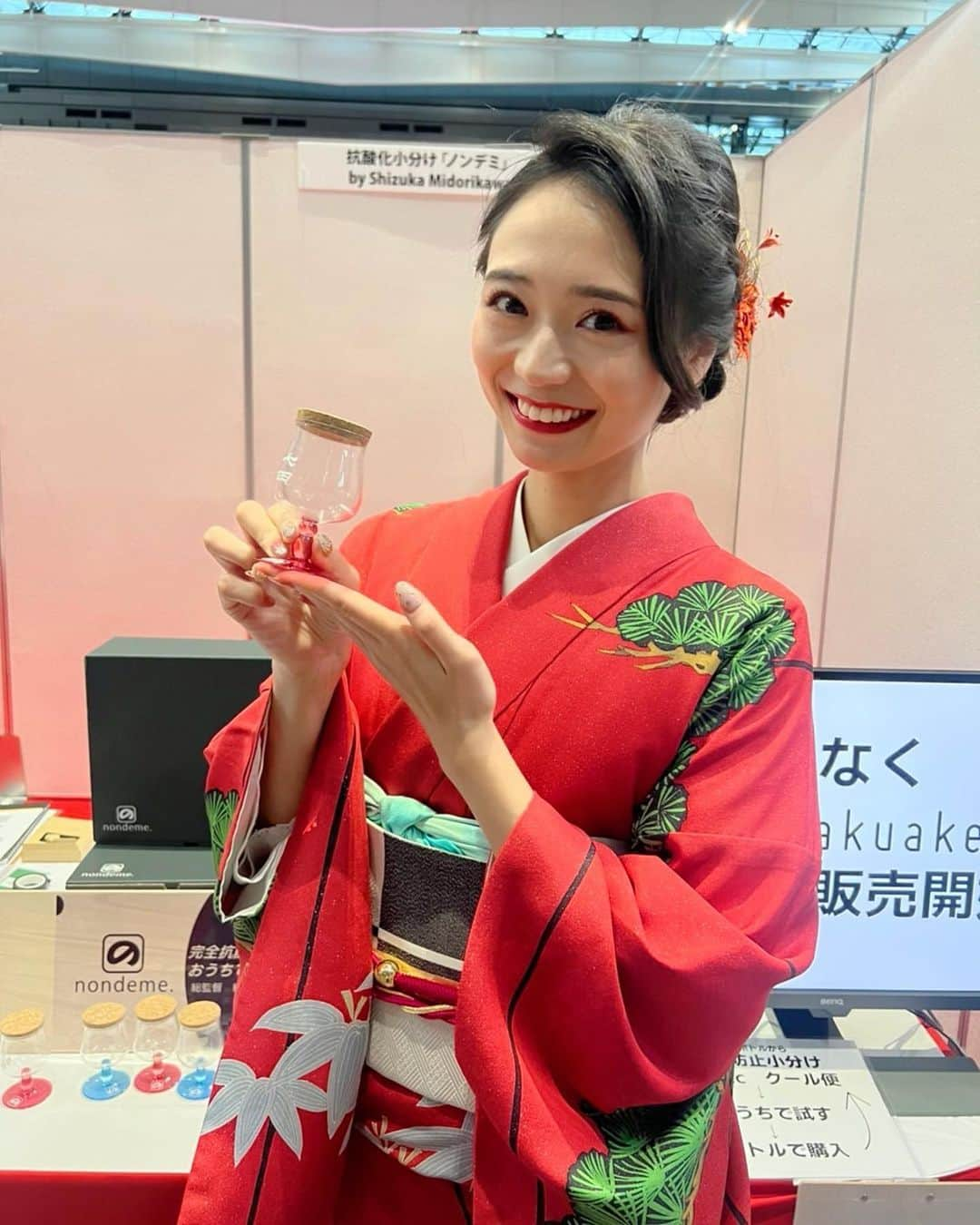 緑川静香さんのインスタグラム写真 - (緑川静香Instagram)「遅くなりましたが、、、  【TOKYO SAKE FESTIVAL 2022】 40蔵200種類飲み放題！！ ⁡ ご来場頂いた皆様、ありがとうございましーたん🥰🍶❤️ ⁡ 昨年に引き続き総合MCをやらせて頂きました🎤✨ ⁡ たくさんのゲストの方々とお話できて楽しかったです😌 私自身も酒蔵さんとお話できて嬉しかったし、なによりもお客様がみんな笑顔で日本酒を飲んでいる姿にウルウルきてしまっておりました😂 ⁡ そりゃそーだ、飲んだら美味しいんだから！ そのきっかけを作るんだ！と改めて思った次第でごさります☺️❤️ ⁡ そして今回は自分のブースも出させていただきました！！🙇‍♀️ ⁡ 先日発表した抗酸化の日本酒小分けプロジェクト、ノンデミ！のブース#です✨ 実機やグラスも置いて直接ご説明させて頂きました☺️ 皆様興味を持ってくれて嬉しかったです！！ ⁡ さらに自信につながりました❤️ ⁡ まもなくMakuakeにて先行販売が開始しますっ！！ しばらくお待ちくださいませ🥹✨ ⁡ #tsf2022 #しーたん日本酒録 #sake #日本酒女子 #唎酒師  #お着物がすごかった #豪華👏 #ヘアスタイルも3日間変えたので載せておきます笑 #どれがお好みですか？🤣 #着物で日本酒はさいこーだ #唎酒師も11年目 #この素晴らしい飲み物を世界に #まだまだいきまっせ #載せたい写真ありすぎて足りない」10月24日 13時48分 - midorikawa_shizuka