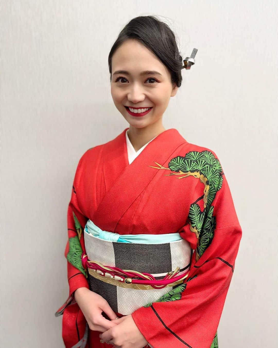 緑川静香さんのインスタグラム写真 - (緑川静香Instagram)「遅くなりましたが、、、  【TOKYO SAKE FESTIVAL 2022】 40蔵200種類飲み放題！！ ⁡ ご来場頂いた皆様、ありがとうございましーたん🥰🍶❤️ ⁡ 昨年に引き続き総合MCをやらせて頂きました🎤✨ ⁡ たくさんのゲストの方々とお話できて楽しかったです😌 私自身も酒蔵さんとお話できて嬉しかったし、なによりもお客様がみんな笑顔で日本酒を飲んでいる姿にウルウルきてしまっておりました😂 ⁡ そりゃそーだ、飲んだら美味しいんだから！ そのきっかけを作るんだ！と改めて思った次第でごさります☺️❤️ ⁡ そして今回は自分のブースも出させていただきました！！🙇‍♀️ ⁡ 先日発表した抗酸化の日本酒小分けプロジェクト、ノンデミ！のブース#です✨ 実機やグラスも置いて直接ご説明させて頂きました☺️ 皆様興味を持ってくれて嬉しかったです！！ ⁡ さらに自信につながりました❤️ ⁡ まもなくMakuakeにて先行販売が開始しますっ！！ しばらくお待ちくださいませ🥹✨ ⁡ #tsf2022 #しーたん日本酒録 #sake #日本酒女子 #唎酒師  #お着物がすごかった #豪華👏 #ヘアスタイルも3日間変えたので載せておきます笑 #どれがお好みですか？🤣 #着物で日本酒はさいこーだ #唎酒師も11年目 #この素晴らしい飲み物を世界に #まだまだいきまっせ #載せたい写真ありすぎて足りない」10月24日 13時48分 - midorikawa_shizuka