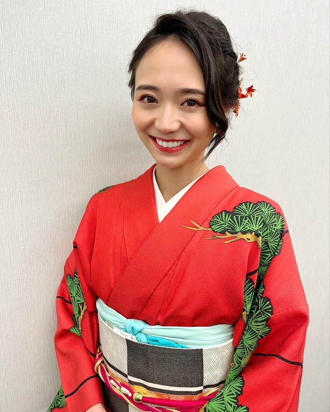 緑川静香さんのインスタグラム写真 - (緑川静香Instagram)「遅くなりましたが、、、  【TOKYO SAKE FESTIVAL 2022】 40蔵200種類飲み放題！！ ⁡ ご来場頂いた皆様、ありがとうございましーたん🥰🍶❤️ ⁡ 昨年に引き続き総合MCをやらせて頂きました🎤✨ ⁡ たくさんのゲストの方々とお話できて楽しかったです😌 私自身も酒蔵さんとお話できて嬉しかったし、なによりもお客様がみんな笑顔で日本酒を飲んでいる姿にウルウルきてしまっておりました😂 ⁡ そりゃそーだ、飲んだら美味しいんだから！ そのきっかけを作るんだ！と改めて思った次第でごさります☺️❤️ ⁡ そして今回は自分のブースも出させていただきました！！🙇‍♀️ ⁡ 先日発表した抗酸化の日本酒小分けプロジェクト、ノンデミ！のブース#です✨ 実機やグラスも置いて直接ご説明させて頂きました☺️ 皆様興味を持ってくれて嬉しかったです！！ ⁡ さらに自信につながりました❤️ ⁡ まもなくMakuakeにて先行販売が開始しますっ！！ しばらくお待ちくださいませ🥹✨ ⁡ #tsf2022 #しーたん日本酒録 #sake #日本酒女子 #唎酒師  #お着物がすごかった #豪華👏 #ヘアスタイルも3日間変えたので載せておきます笑 #どれがお好みですか？🤣 #着物で日本酒はさいこーだ #唎酒師も11年目 #この素晴らしい飲み物を世界に #まだまだいきまっせ #載せたい写真ありすぎて足りない」10月24日 13時48分 - midorikawa_shizuka