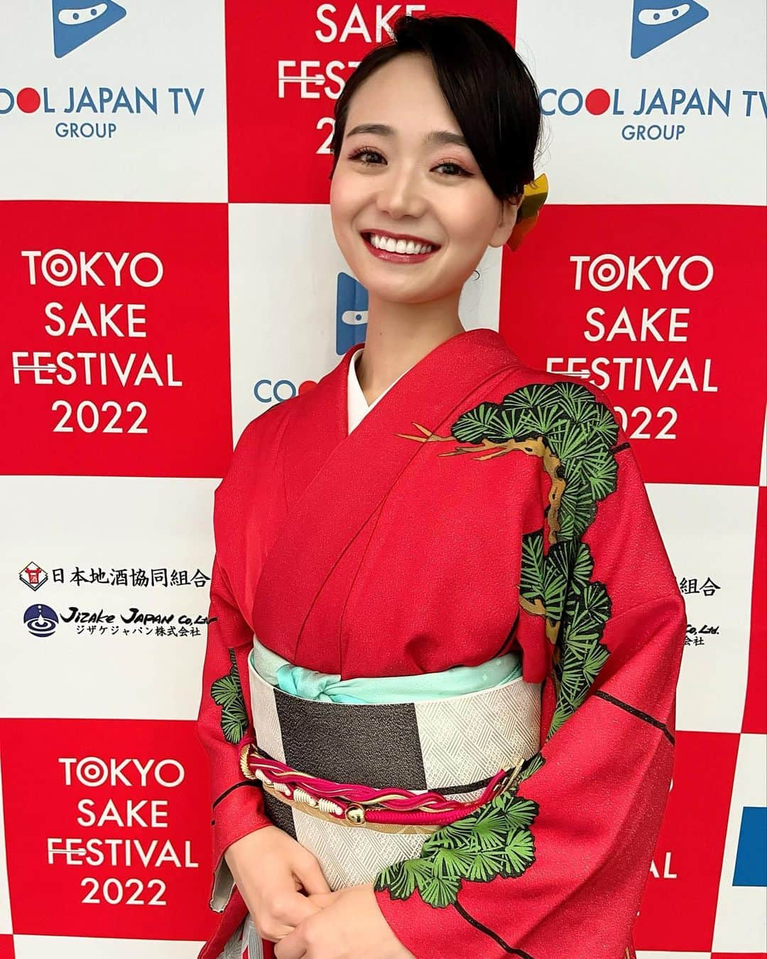 緑川静香さんのインスタグラム写真 - (緑川静香Instagram)「遅くなりましたが、、、  【TOKYO SAKE FESTIVAL 2022】 40蔵200種類飲み放題！！ ⁡ ご来場頂いた皆様、ありがとうございましーたん🥰🍶❤️ ⁡ 昨年に引き続き総合MCをやらせて頂きました🎤✨ ⁡ たくさんのゲストの方々とお話できて楽しかったです😌 私自身も酒蔵さんとお話できて嬉しかったし、なによりもお客様がみんな笑顔で日本酒を飲んでいる姿にウルウルきてしまっておりました😂 ⁡ そりゃそーだ、飲んだら美味しいんだから！ そのきっかけを作るんだ！と改めて思った次第でごさります☺️❤️ ⁡ そして今回は自分のブースも出させていただきました！！🙇‍♀️ ⁡ 先日発表した抗酸化の日本酒小分けプロジェクト、ノンデミ！のブース#です✨ 実機やグラスも置いて直接ご説明させて頂きました☺️ 皆様興味を持ってくれて嬉しかったです！！ ⁡ さらに自信につながりました❤️ ⁡ まもなくMakuakeにて先行販売が開始しますっ！！ しばらくお待ちくださいませ🥹✨ ⁡ #tsf2022 #しーたん日本酒録 #sake #日本酒女子 #唎酒師  #お着物がすごかった #豪華👏 #ヘアスタイルも3日間変えたので載せておきます笑 #どれがお好みですか？🤣 #着物で日本酒はさいこーだ #唎酒師も11年目 #この素晴らしい飲み物を世界に #まだまだいきまっせ #載せたい写真ありすぎて足りない」10月24日 13時48分 - midorikawa_shizuka